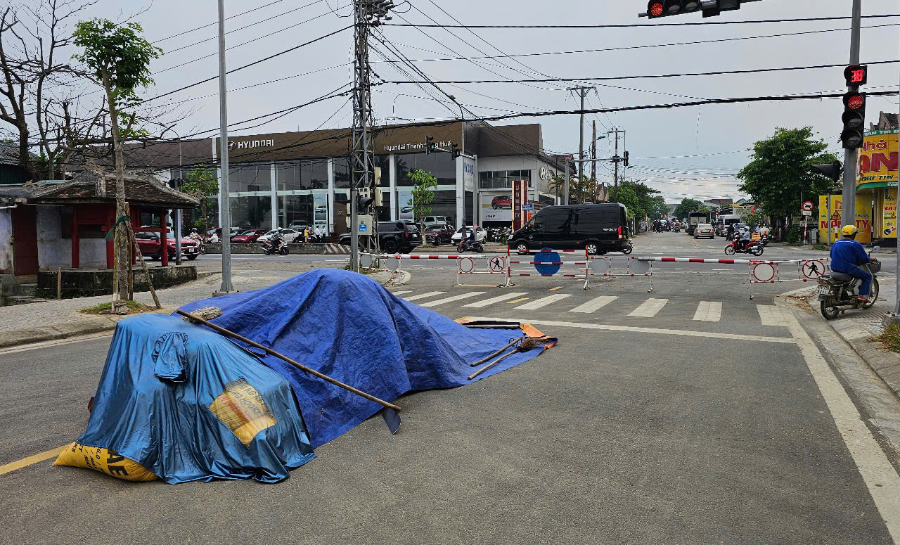Huế: H&agrave;ng loạt tuyến đường bị r&agrave;o chắn chờ đấu nối quốc lộ, l&atilde;ng ph&iacute; tiền tỷ- Ảnh 7.
