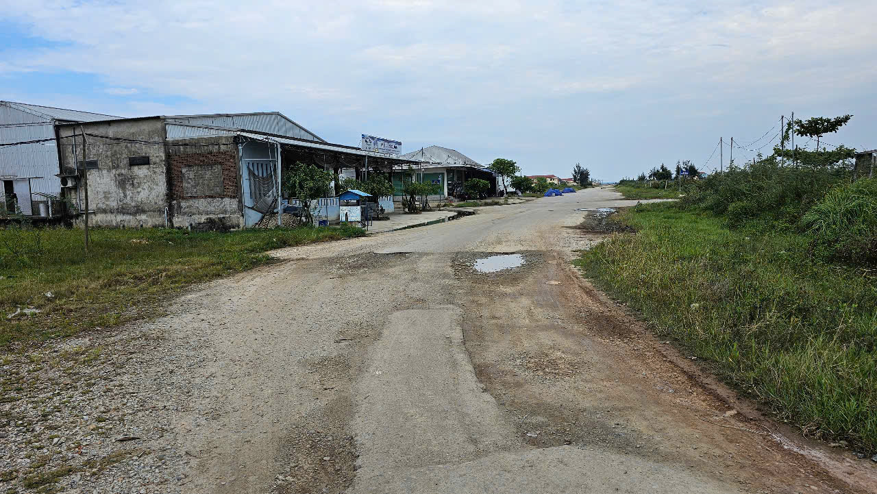 Huế: H&agrave;ng loạt tuyến đường bị r&agrave;o chắn chờ đấu nối quốc lộ, l&atilde;ng ph&iacute; tiền tỷ- Ảnh 12.