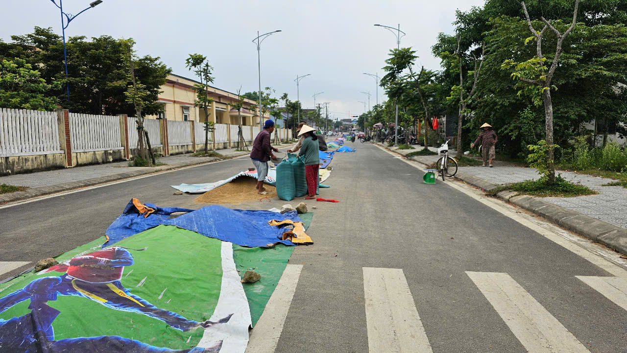 Huế: H&agrave;ng loạt tuyến đường bị r&agrave;o chắn chờ đấu nối quốc lộ, l&atilde;ng ph&iacute; tiền tỷ- Ảnh 11.