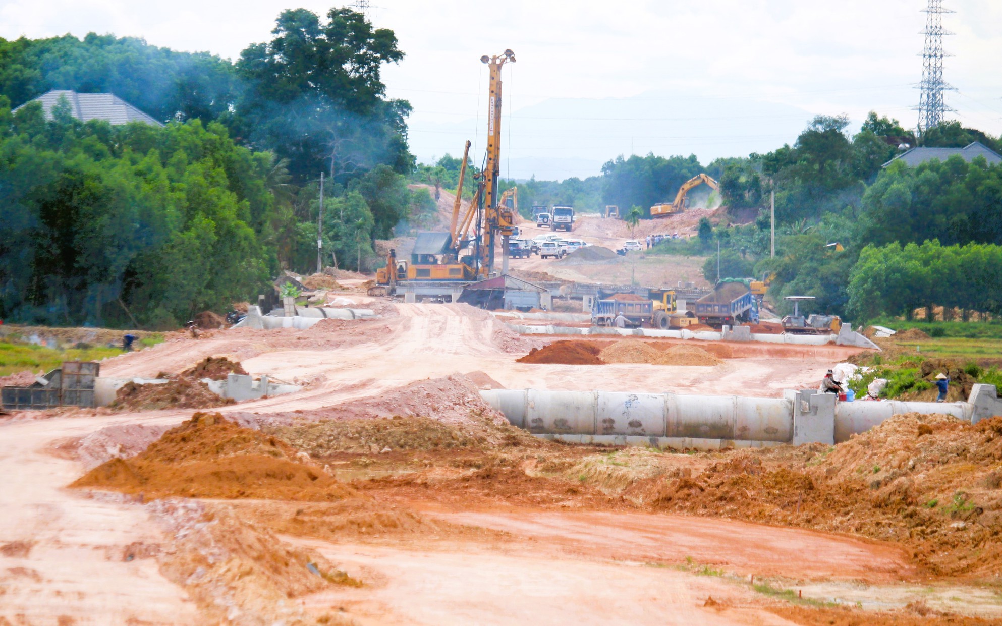 To&agrave;n cảnh c&ocirc;ng tr&igrave;nh đường trăm tỷ đồng ở Quảng Trị sau hơn 2 th&aacute;ng thay nh&agrave; thầu