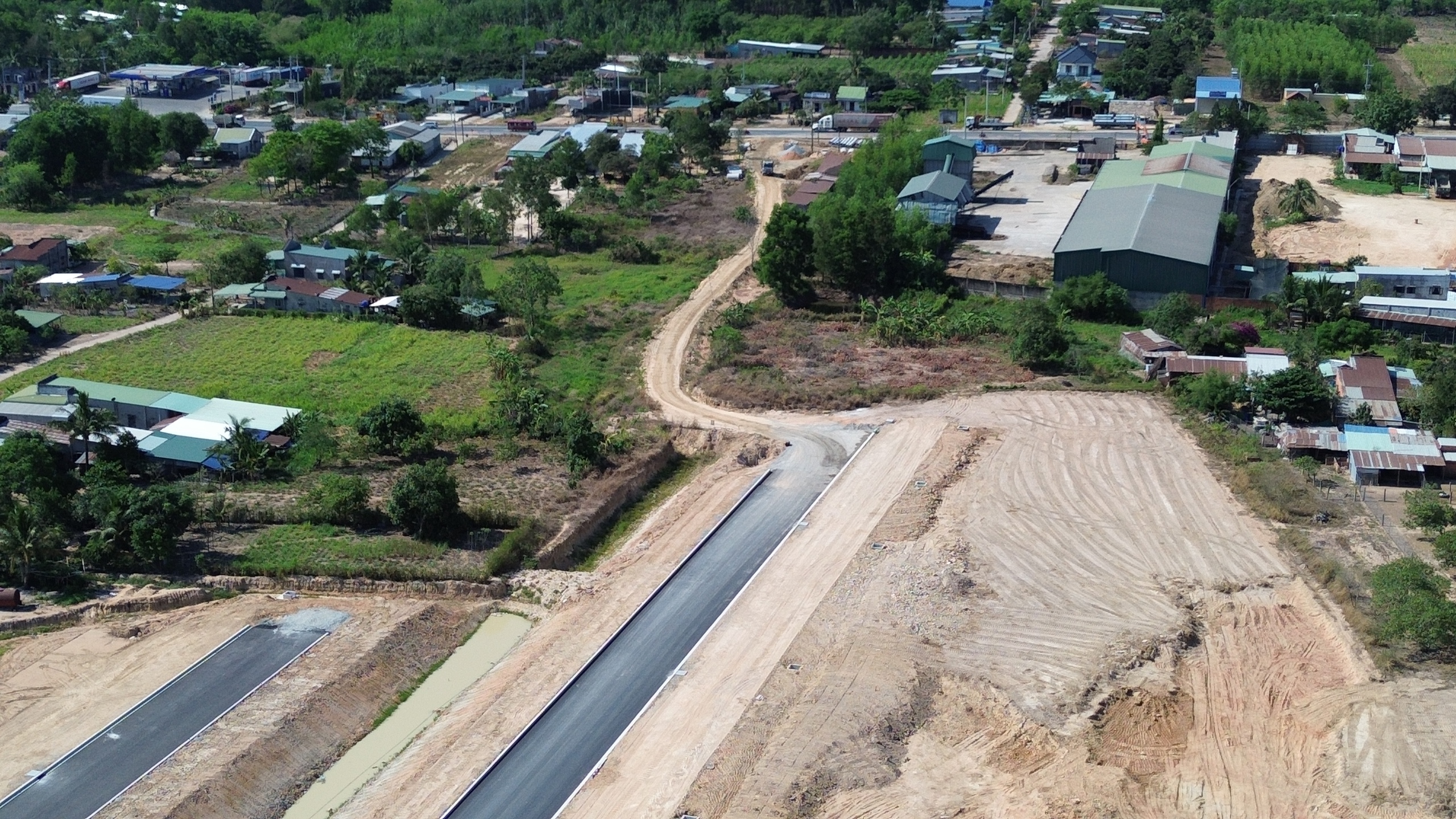 B&igrave;nh Thuận: Tăng tốc ho&agrave;n th&agrave;nh n&uacute;t giao quốc lộ 1 kết nối KCN T&acirc;n Đức trước m&ugrave;a mưa- Ảnh 2.