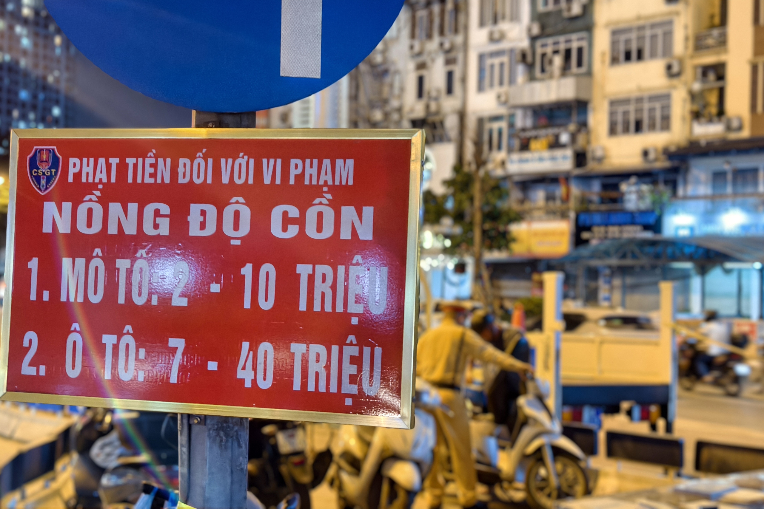 H&agrave; Nội: Uống bia "ch&agrave;o h&egrave;", nam c&ocirc;ng nh&acirc;n bị phạt gần 10 triệu đồng- Ảnh 1.