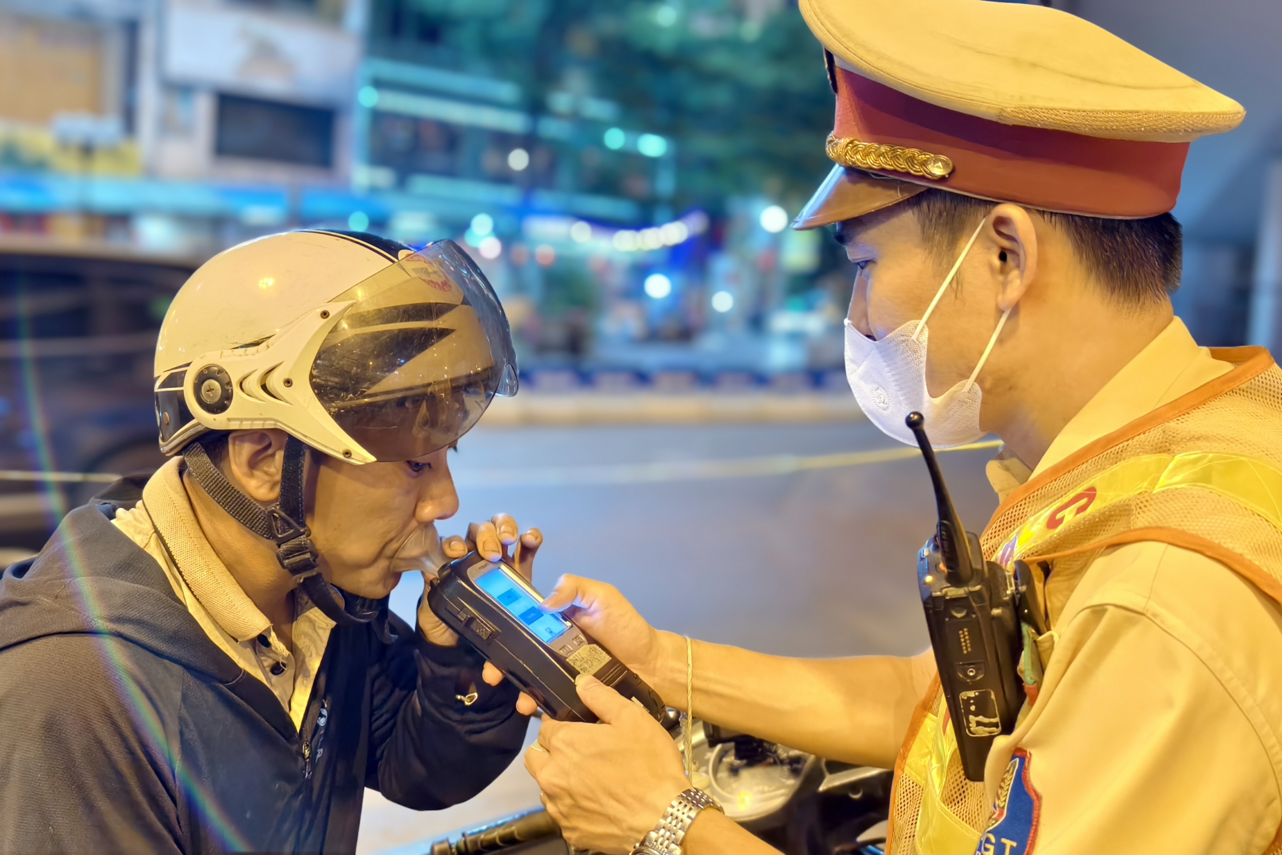 H&agrave; Nội: Uống bia "ch&agrave;o h&egrave;", nam c&ocirc;ng nh&acirc;n bị phạt gần 10 triệu đồng- Ảnh 9.