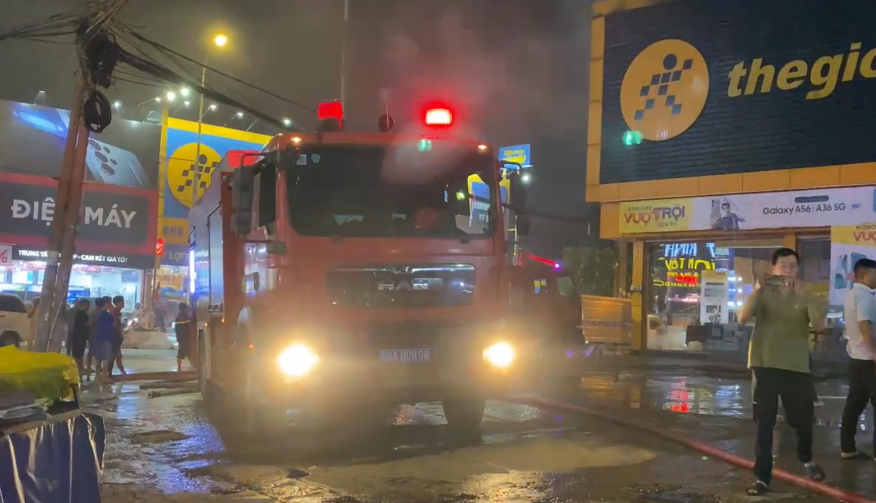 Ch&aacute;y si&ecirc;u thị Thế giới di động ở TP.HCM, nh&acirc;n vi&ecirc;n v&agrave; kh&aacute;ch h&agrave;ng hoảng loạn th&aacute;o chạy- Ảnh 2.