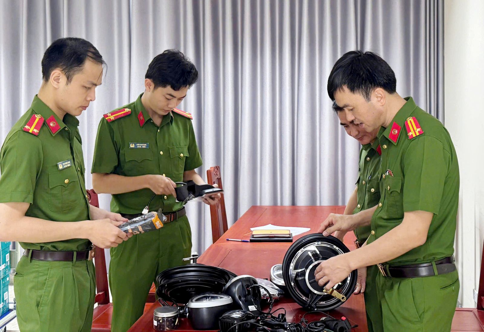 Danh t&iacute;nh kẻ cầm đầu đường d&acirc;y bu&ocirc;n lậu b&igrave;nh ắc quy, phụ t&ugrave;ng xe điện vừa bị bắt- Ảnh 1.