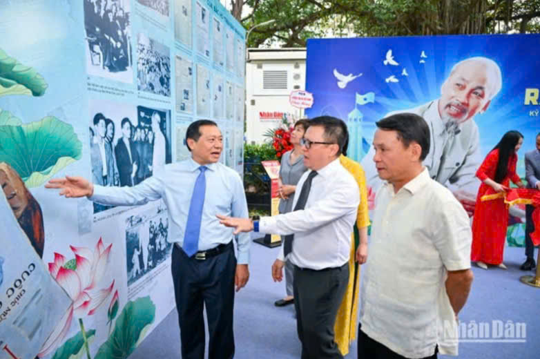 B&aacute;o Nh&acirc;n D&acirc;n triển l&atilde;m v&agrave; ra mắt ấn phẩm đặc biệt kỷ niệm ng&agrave;y sinh Chủ tịch Hồ Ch&iacute; Minh- Ảnh 2.