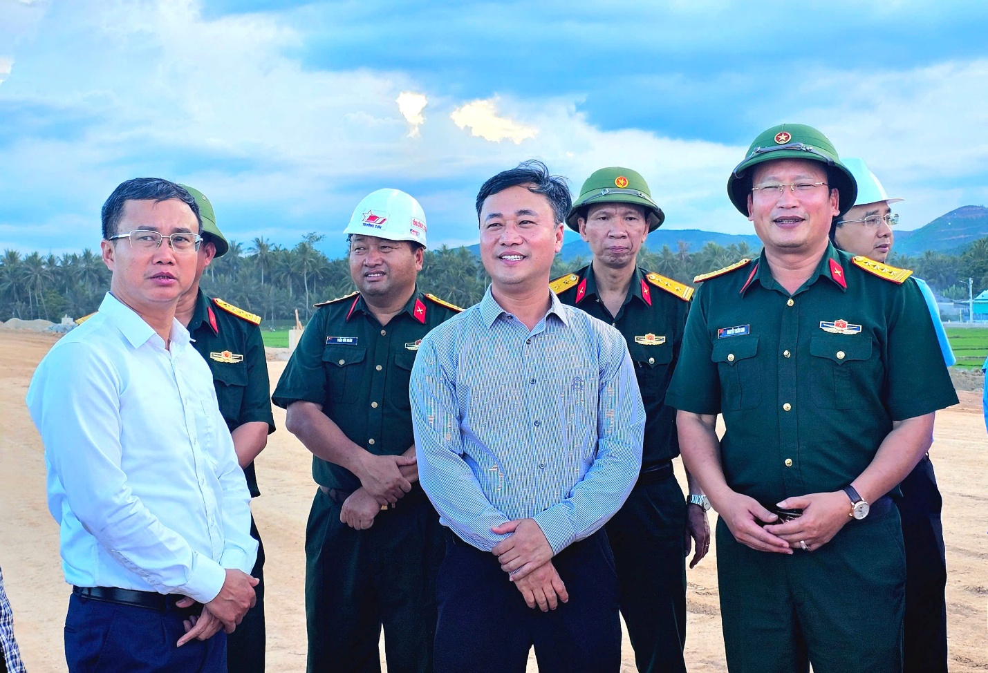 Deputy Minister Nguyen Viet Hung calls for faster work on Hoai Nhon–Quy Nhon Expressway- Ảnh 1. Deputy Minister Nguyen Viet Hung calls for faster work on Hoai Nhon–Quy Nhon Expressway- Ảnh 1.