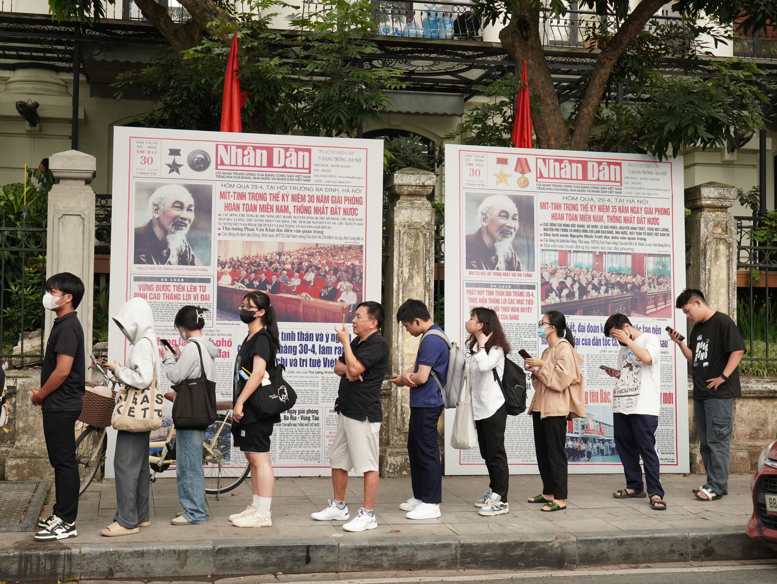 Khai mạc Triển l&atilde;m ảnh "Rạng rỡ t&ecirc;n Người" kỷ niệm 135 năm Ng&agrave;y sinh Chủ tịch Hồ Ch&iacute; Minh- Ảnh 9.