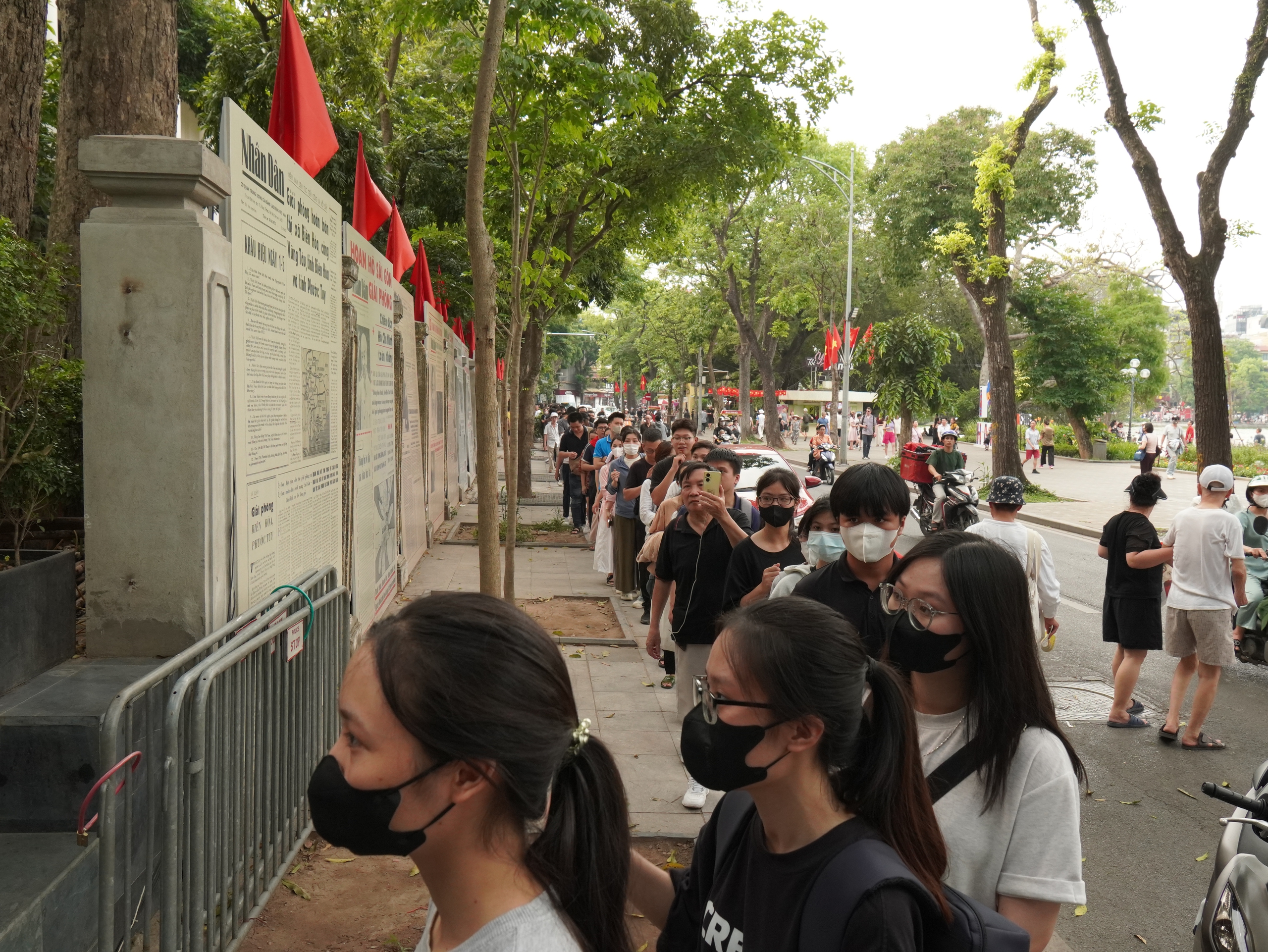 Khai mạc Triển l&atilde;m ảnh "Rạng rỡ t&ecirc;n Người" kỷ niệm 135 năm Ng&agrave;y sinh Chủ tịch Hồ Ch&iacute; Minh- Ảnh 10.