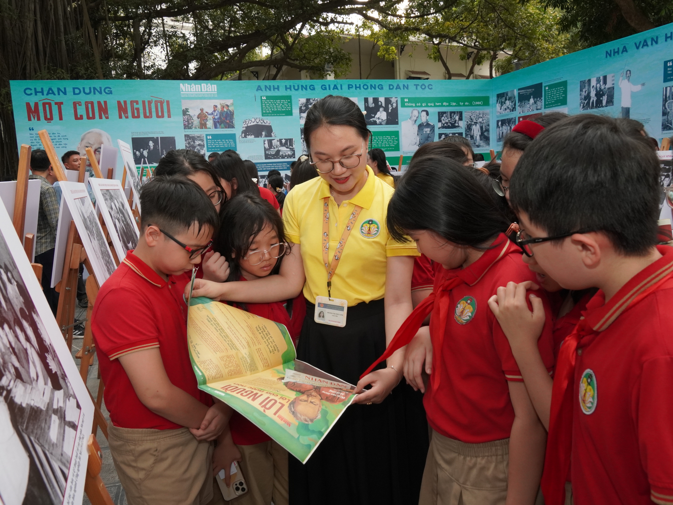 Khai mạc Triển l&atilde;m ảnh "Rạng rỡ t&ecirc;n Người" kỷ niệm 135 năm Ng&agrave;y sinh Chủ tịch Hồ Ch&iacute; Minh- Ảnh 12.