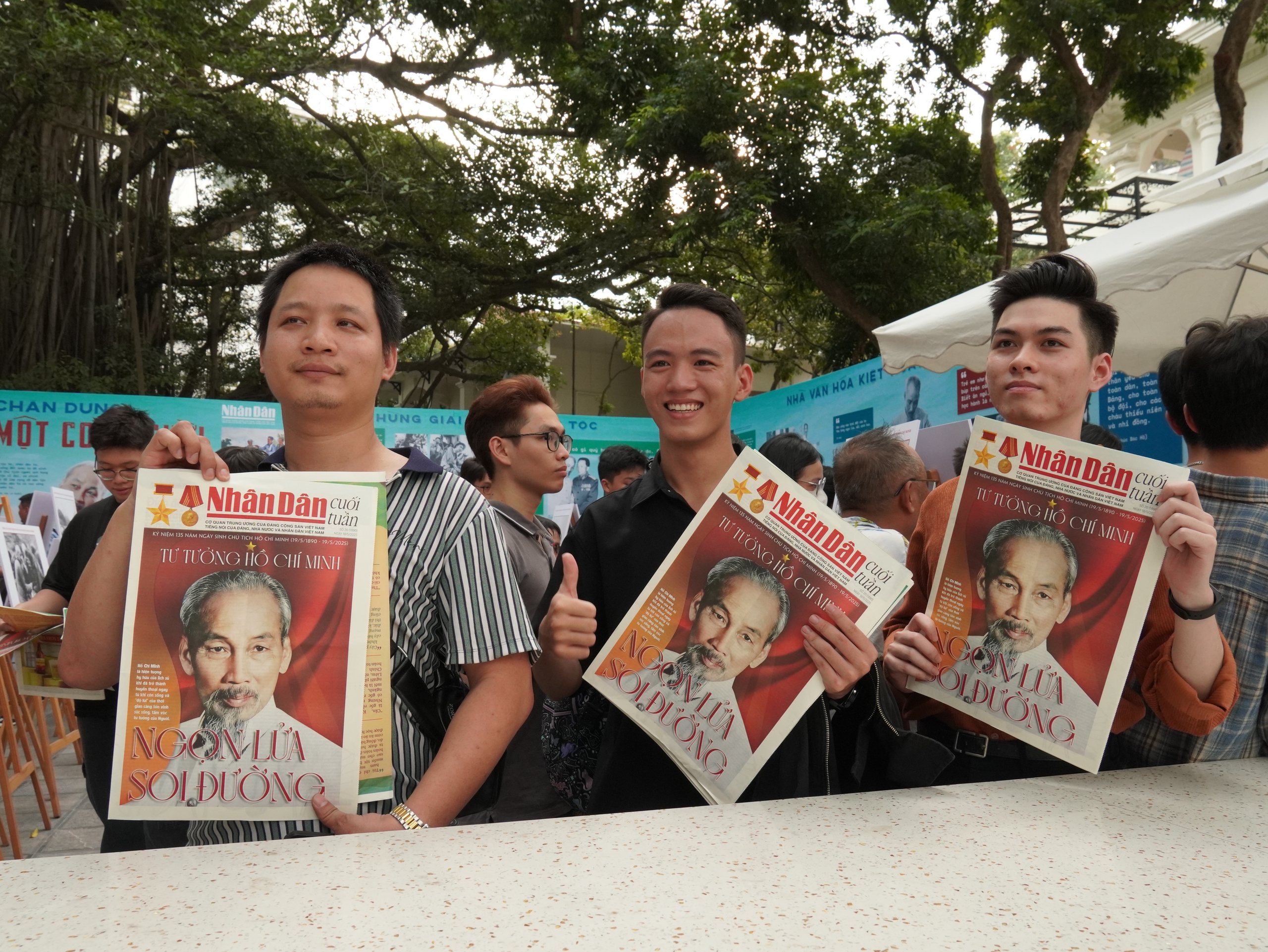 Khai mạc Triển l&atilde;m ảnh "Rạng rỡ t&ecirc;n Người" kỷ niệm 135 năm Ng&agrave;y sinh Chủ tịch Hồ Ch&iacute; Minh- Ảnh 11.