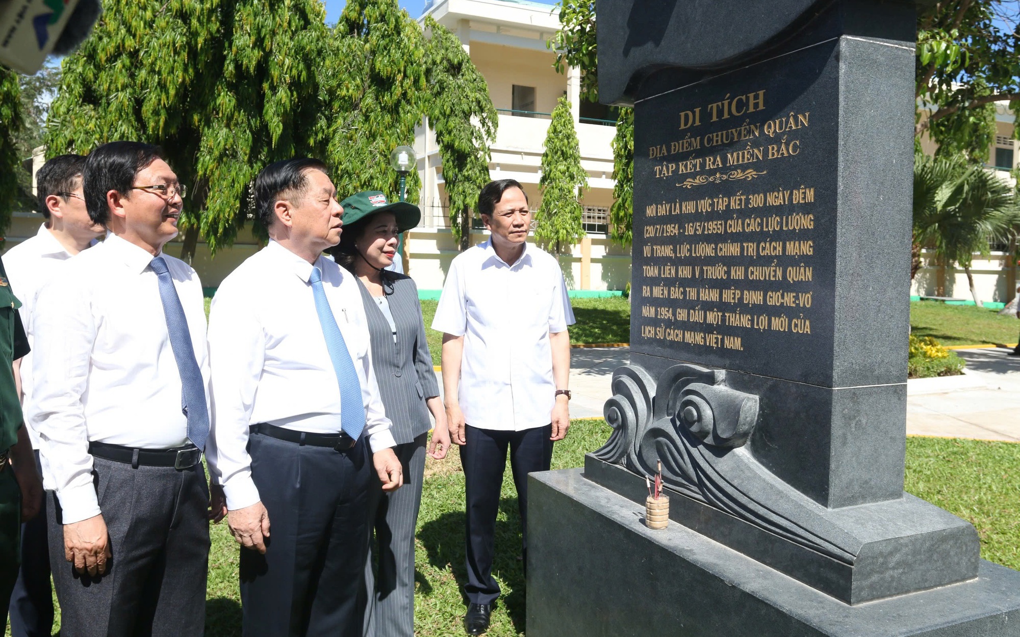 Vang vọng hào khí 300 ngày đêm tập kết ra Bắc- Ảnh 5. Lãnh đạo Đảng, Nhà nước dâng hoa tại Di tích Quốc gia Cảng Quy Nhơn