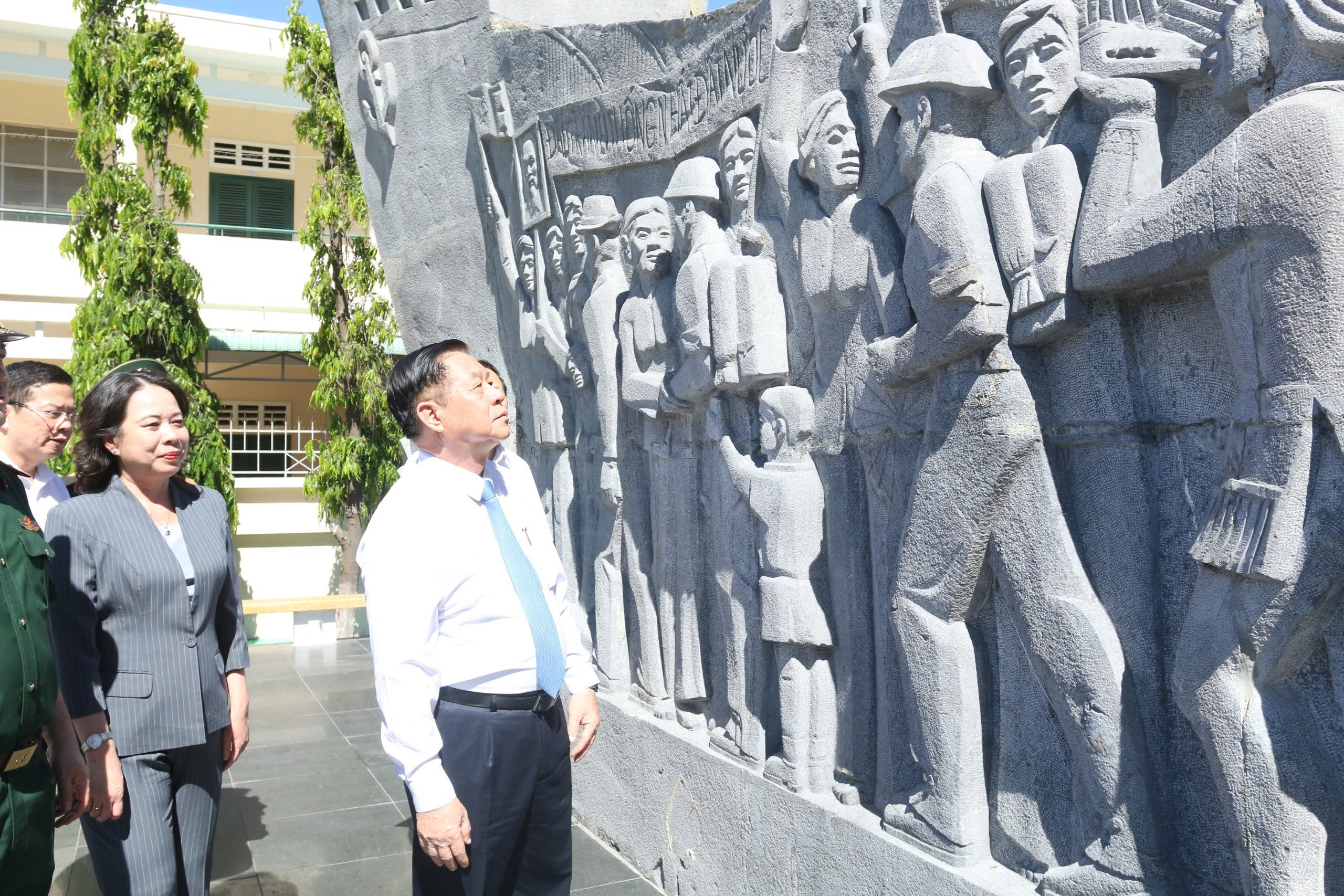 L&atilde;nh đạo Đảng, Nh&agrave; nước d&acirc;ng hoa tại Di t&iacute;ch Quốc gia Cảng Quy Nhơn- Ảnh 1.