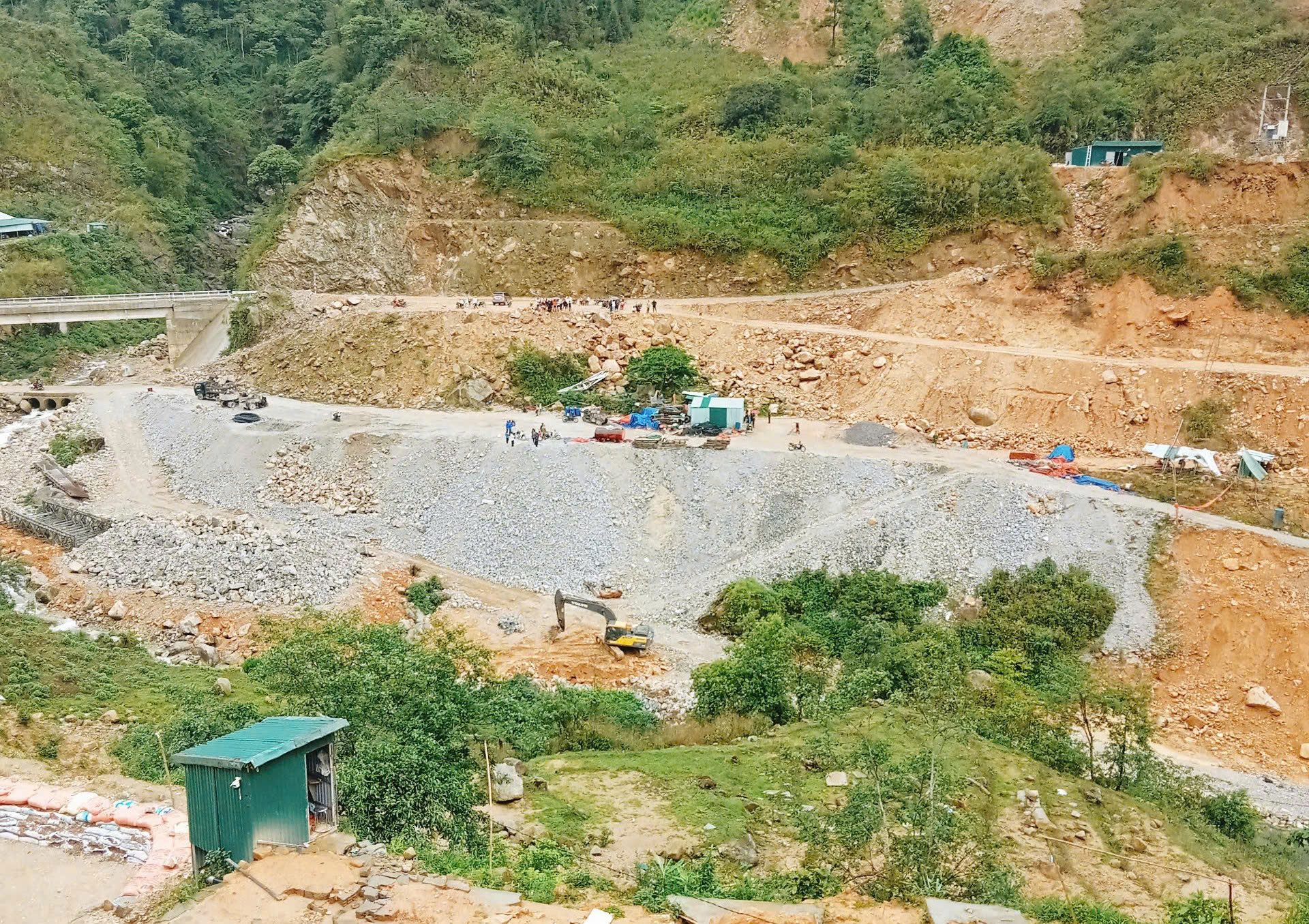 Lai Ch&acirc;u: Sạt lở khi thi c&ocirc;ng thủy điện, nhiều người thương vong- Ảnh 1.