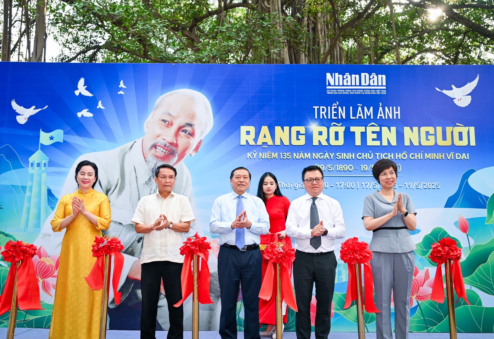 Khai mạc Triển l&atilde;m ảnh "Rạng rỡ t&ecirc;n Người" kỷ niệm 135 năm Ng&agrave;y sinh Chủ tịch Hồ Ch&iacute; Minh- Ảnh 1.
