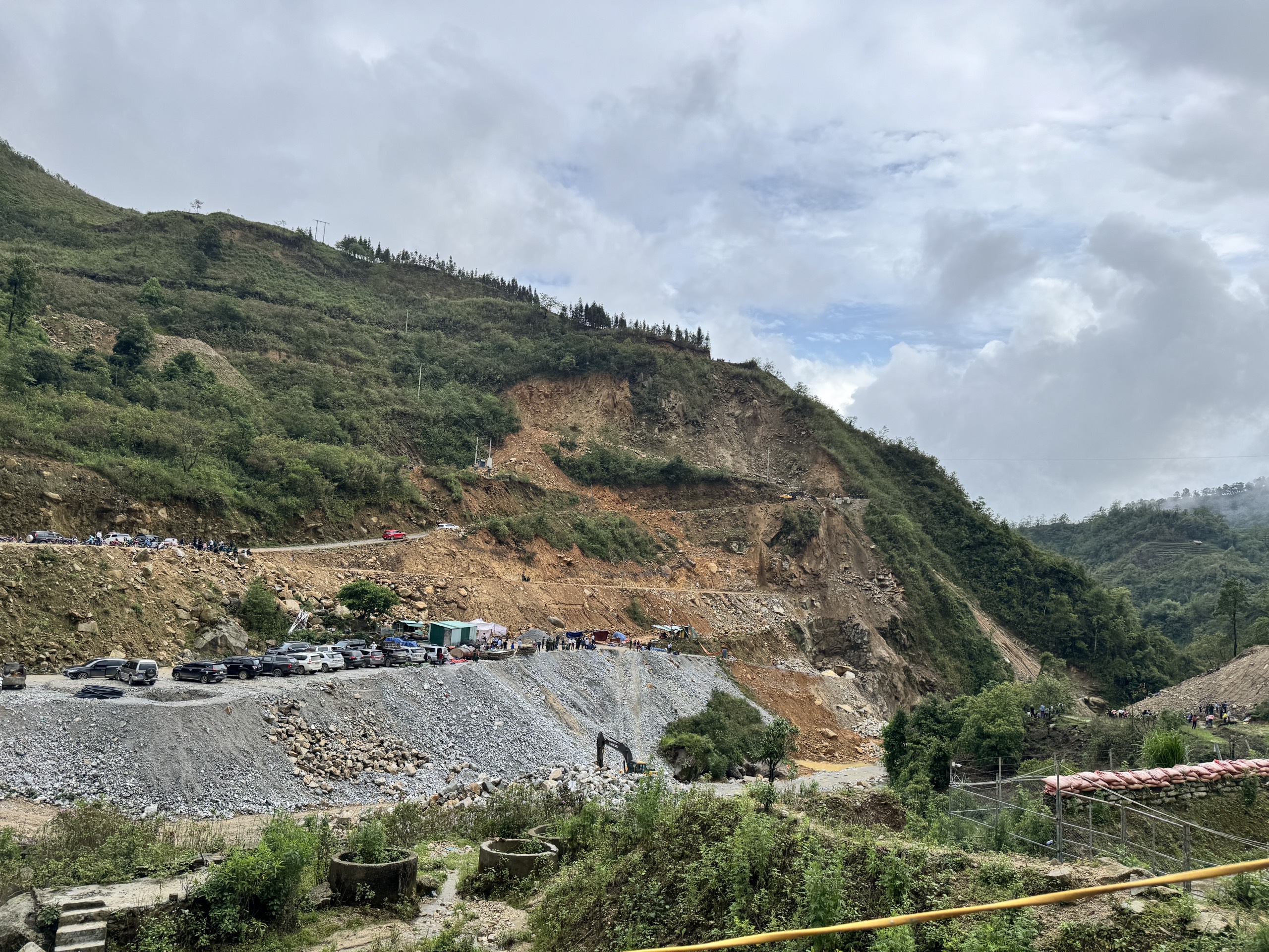 Hiện trường vụ sạt lở tại c&ocirc;ng trường thủy điện ở Lai Ch&acirc;u khiến nhiều người thương vong- Ảnh 2.