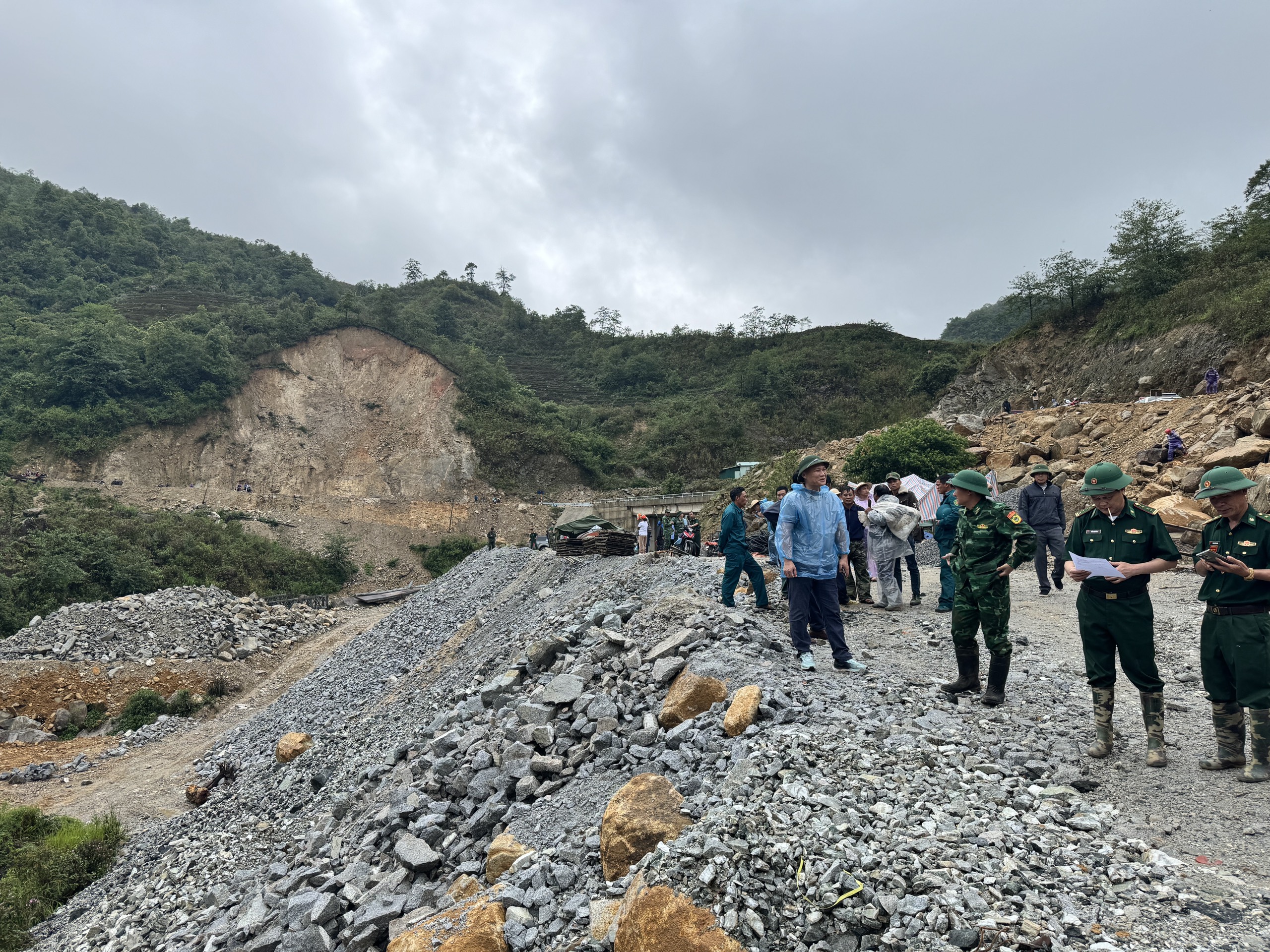 Hiện trường vụ sạt lở tại c&ocirc;ng trường thủy điện ở Lai Ch&acirc;u khiến nhiều người thương vong- Ảnh 3.