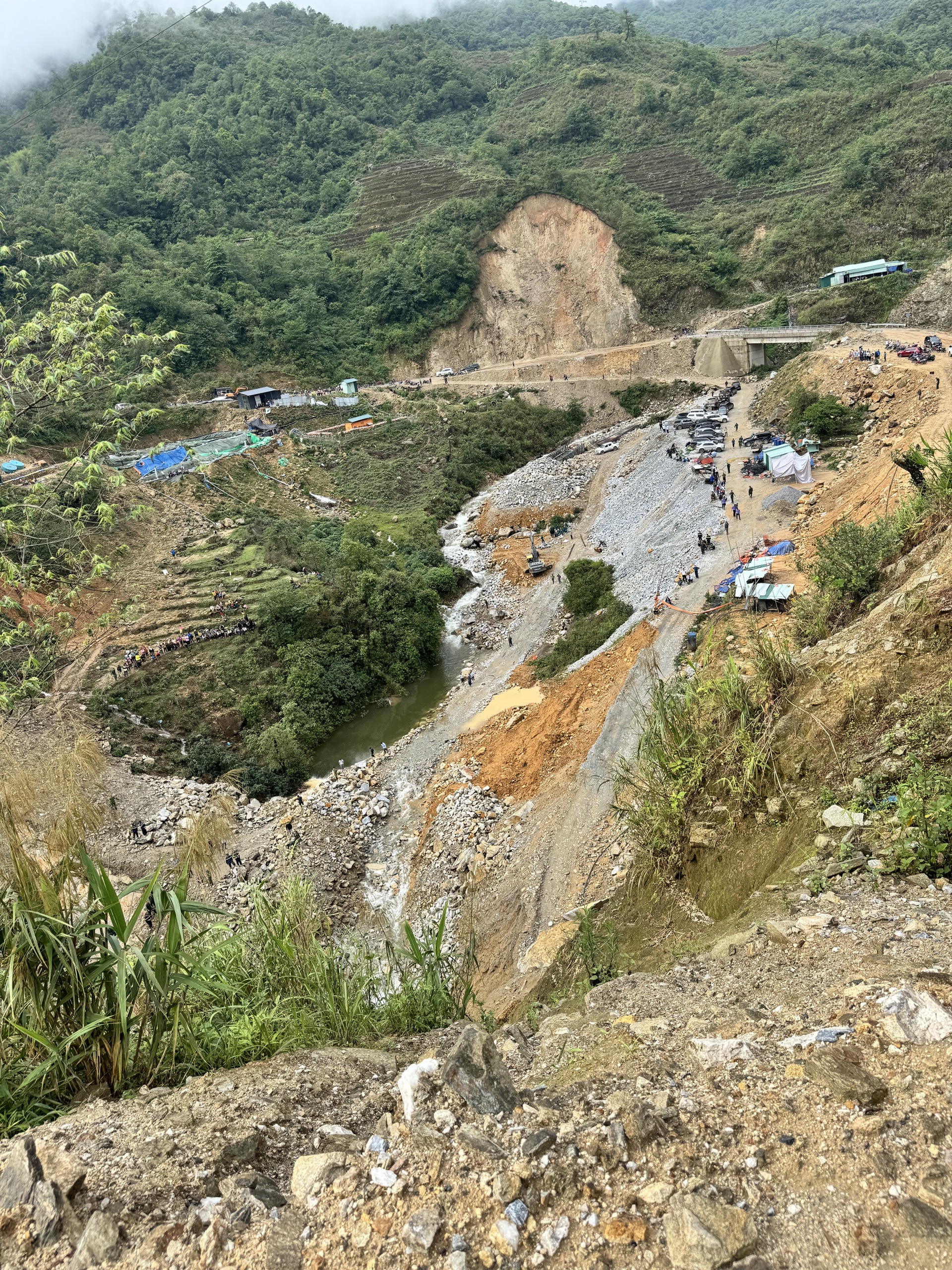 Hiện trường vụ sạt lở tại c&ocirc;ng trường thủy điện ở Lai Ch&acirc;u khiến nhiều người thương vong- Ảnh 4.