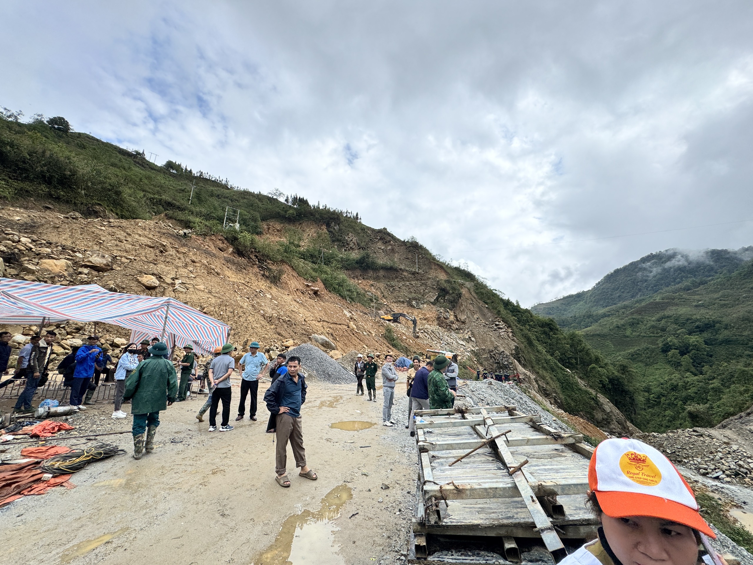 Hiện trường vụ sạt lở tại c&ocirc;ng trường thủy điện ở Lai Ch&acirc;u khiến nhiều người thương vong- Ảnh 5.