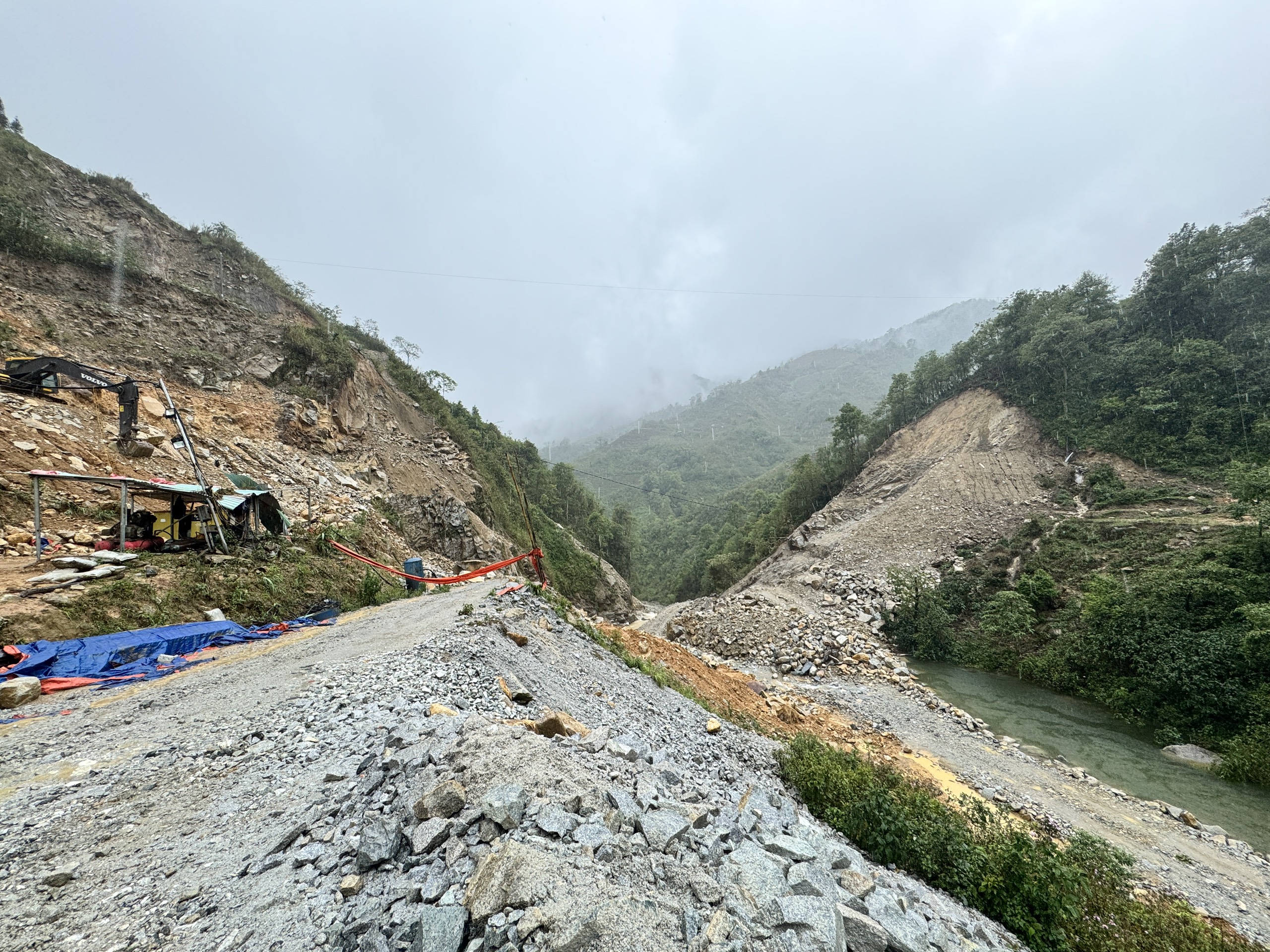 Hiện trường vụ sạt lở tại c&ocirc;ng trường thủy điện ở Lai Ch&acirc;u khiến nhiều người thương vong- Ảnh 6.