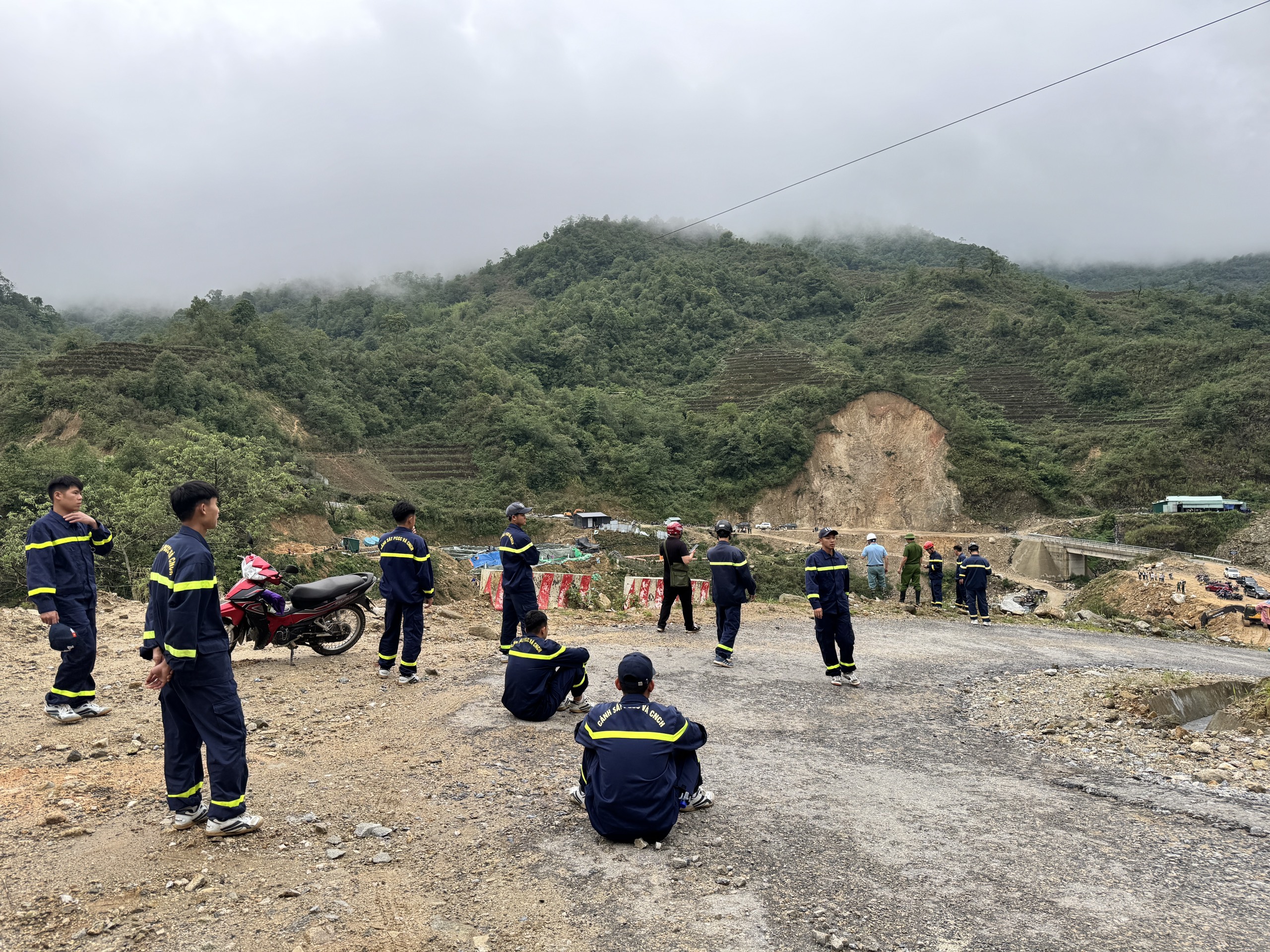 Hiện trường vụ sạt lở tại c&ocirc;ng trường thủy điện ở Lai Ch&acirc;u khiến nhiều người thương vong- Ảnh 7.