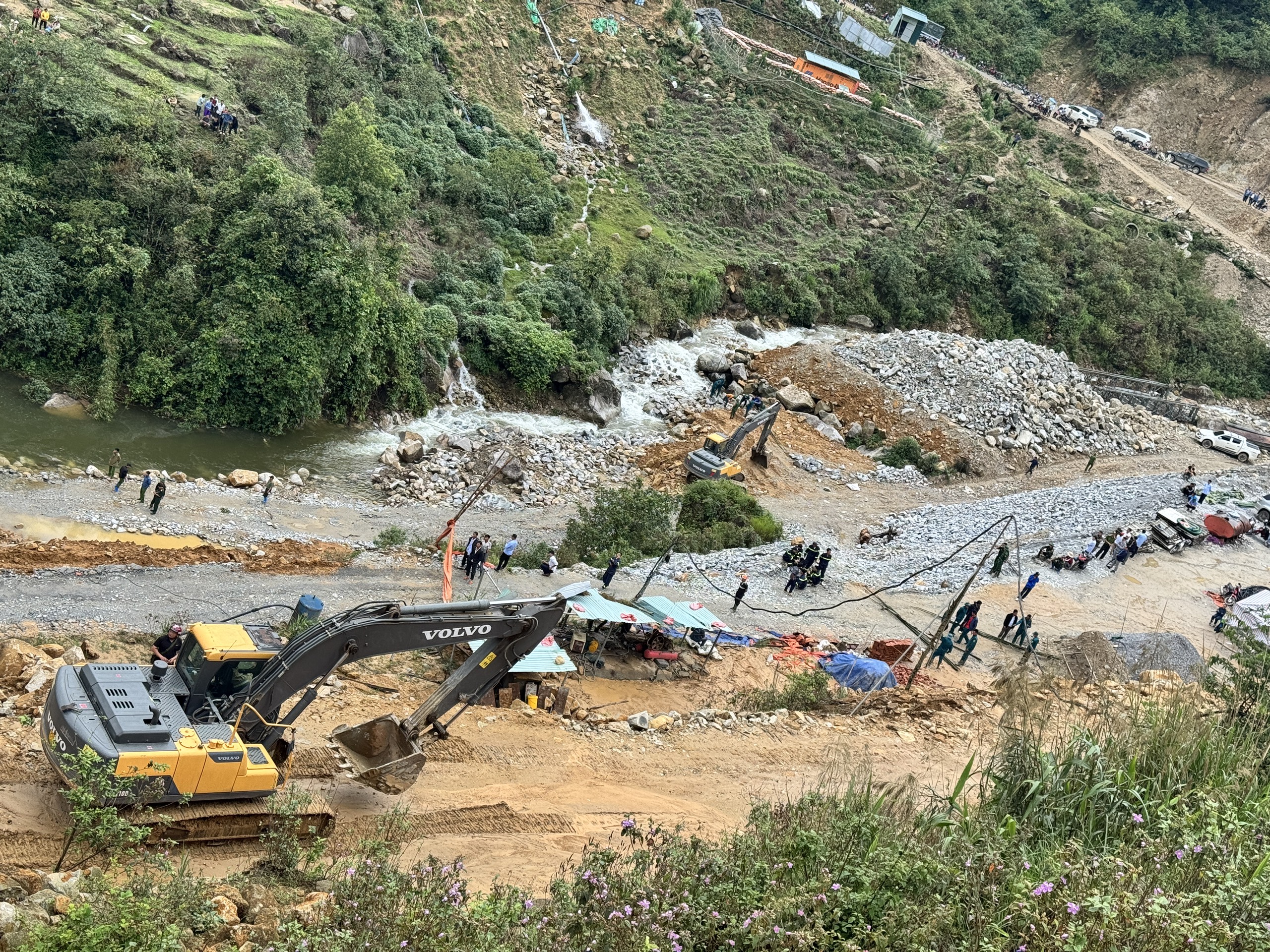 Hiện trường vụ sạt lở tại c&ocirc;ng trường thủy điện ở Lai Ch&acirc;u khiến nhiều người thương vong- Ảnh 9.