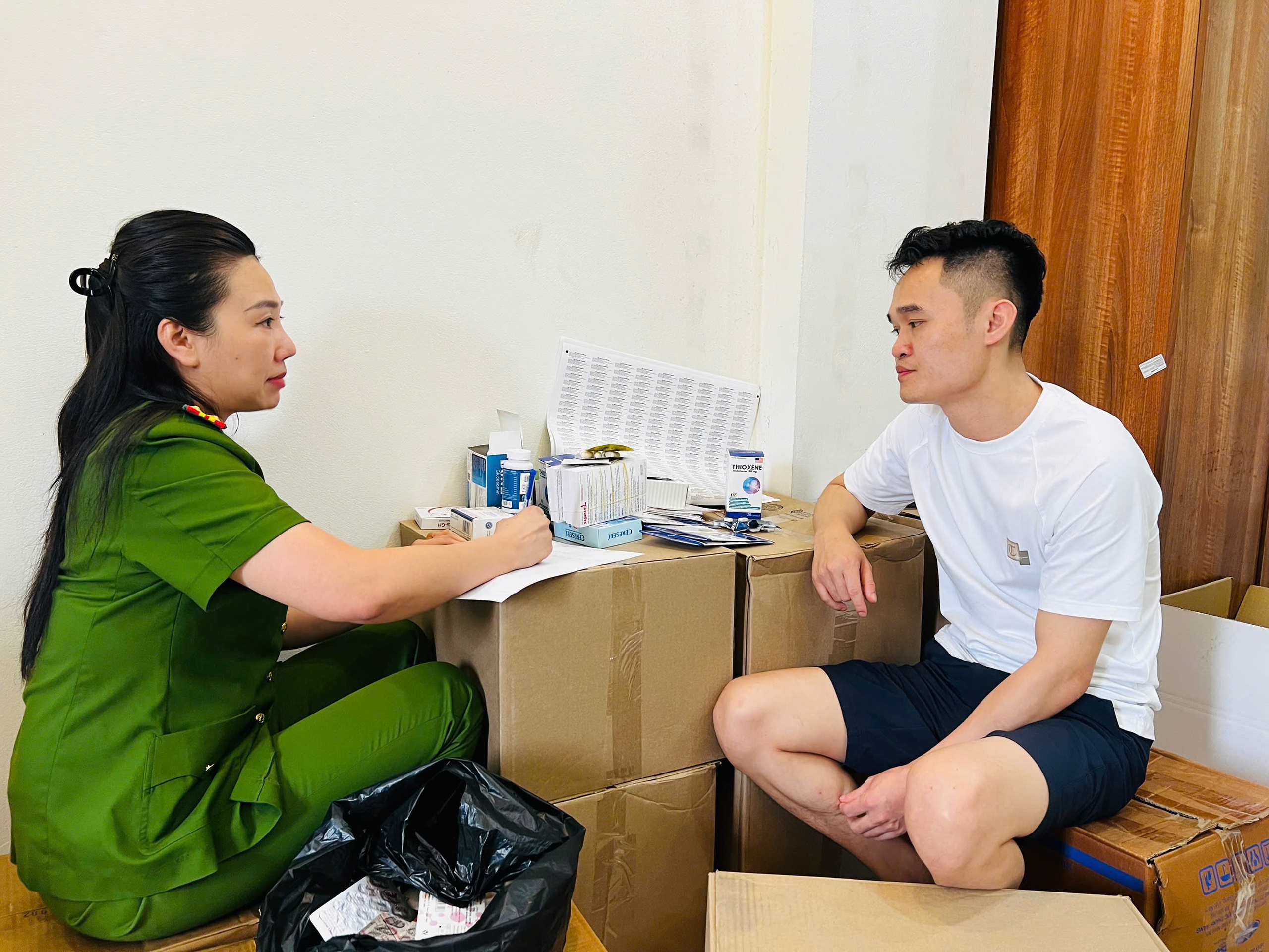 Tạm giữ h&igrave;nh sự dược sĩ sản xuất, bu&ocirc;n b&aacute;n hơn 100 tấn thực phẩm chức năng giả- Ảnh 1.