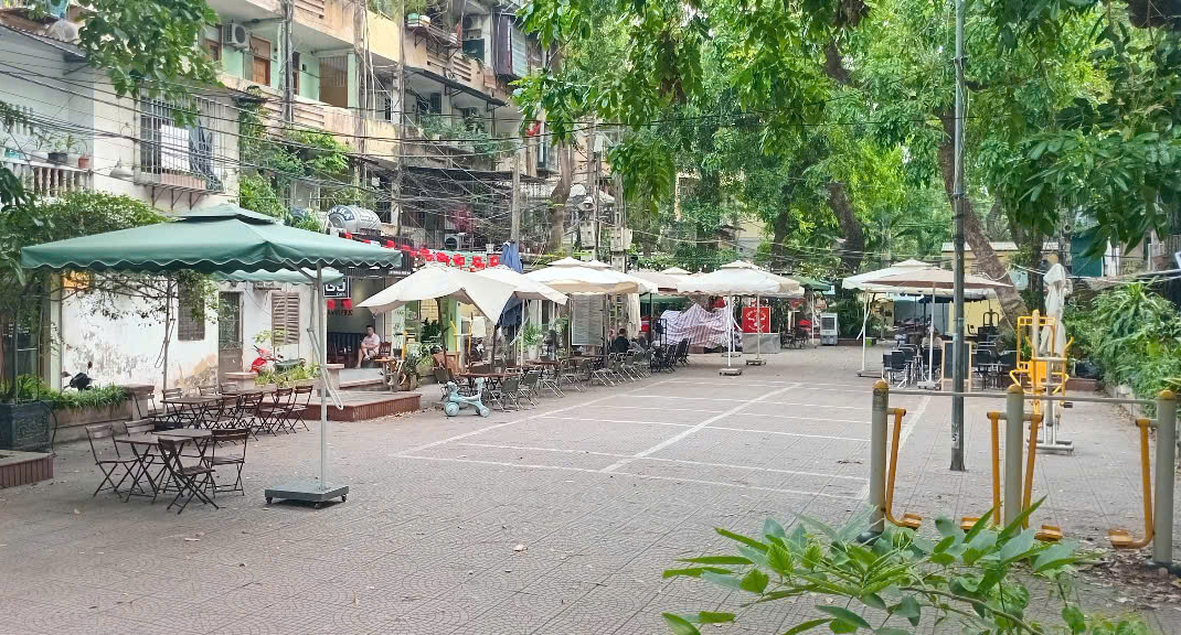 Kh&ocirc;ng gian s&acirc;n chơi bị chiếm dụng l&agrave;m nơi kinh doanh của qu&aacute;n cafe...