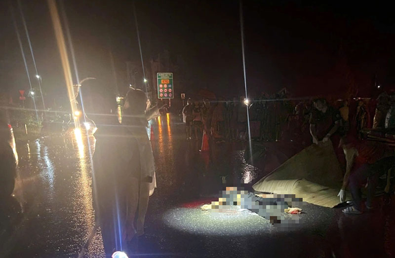 Vụ tai nạn khiến 2 người tử vong tại chỗ. Vụ tai nạn khiến 2 người tử vong tại chỗ.