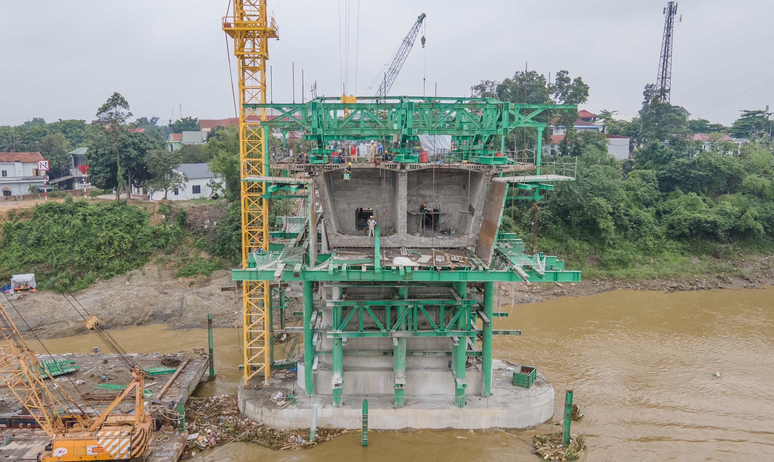 Những nhịp dầm đang vươn ra s&ocirc;ng Hồng, cầu Phong Ch&acirc;u dần th&agrave;nh h&igrave;nh- Ảnh 4.