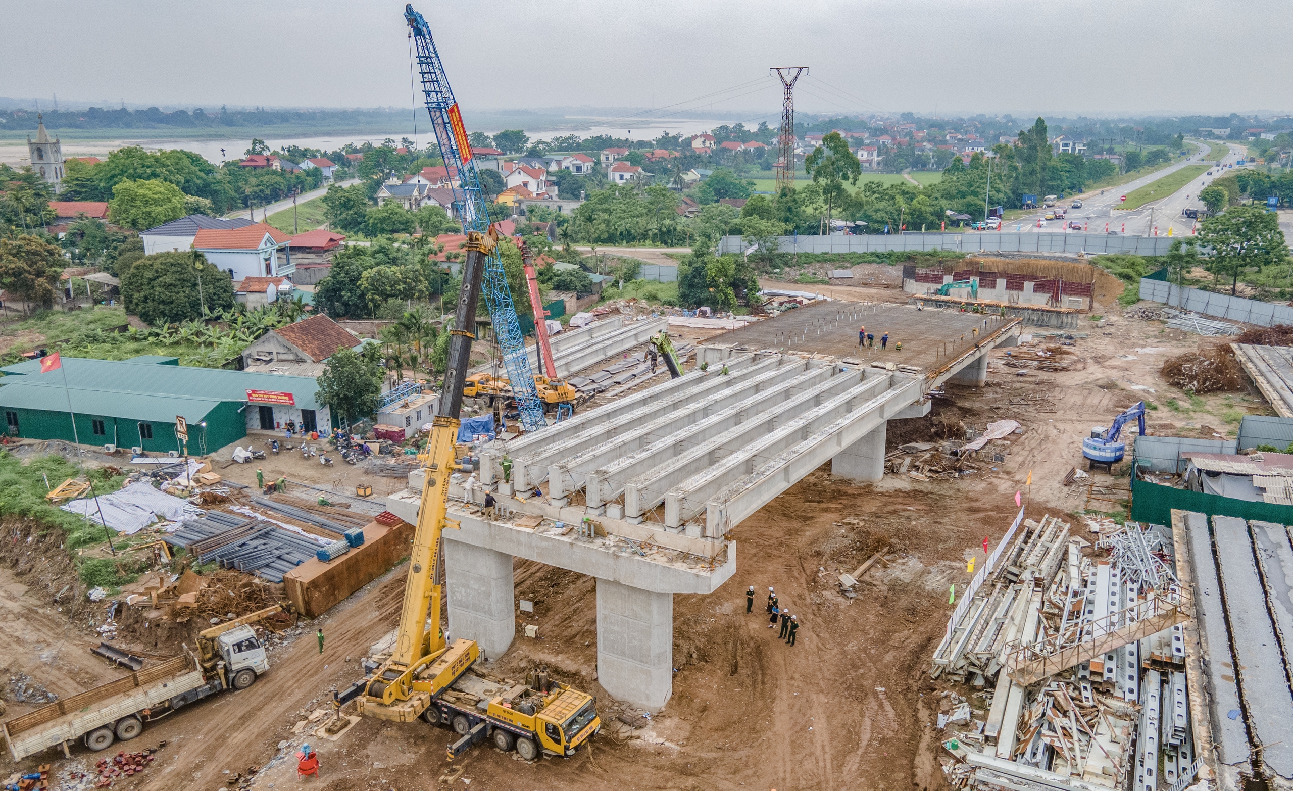 Những nhịp dầm đang vươn ra s&ocirc;ng Hồng, cầu Phong Ch&acirc;u dần th&agrave;nh h&igrave;nh- Ảnh 6.