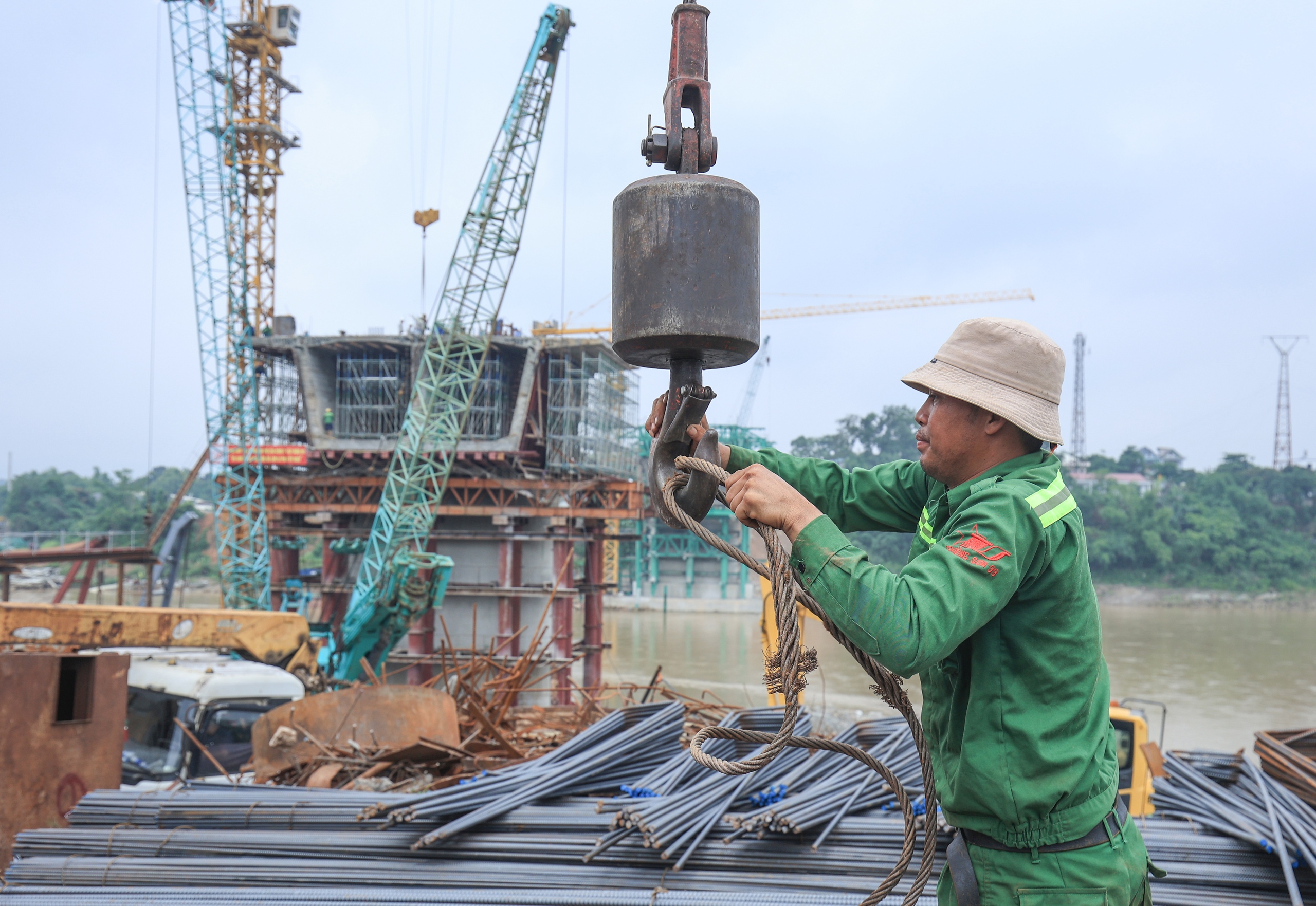 Những nhịp dầm đang vươn ra s&ocirc;ng Hồng, cầu Phong Ch&acirc;u dần th&agrave;nh h&igrave;nh- Ảnh 8.