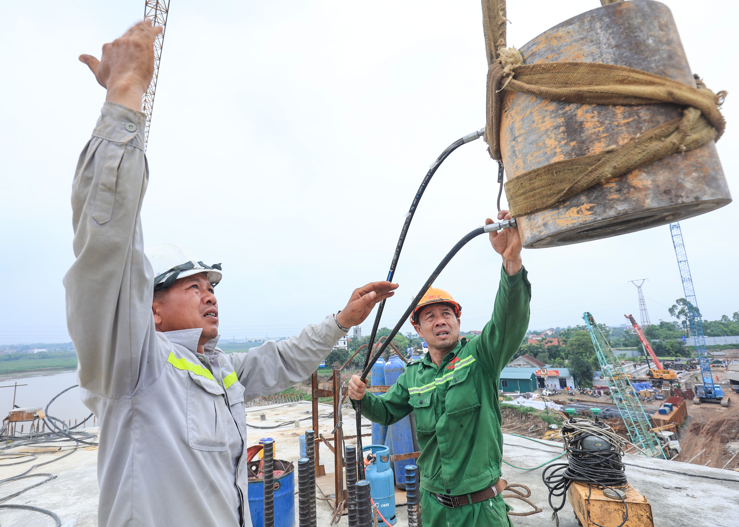 Những nhịp dầm đang vươn ra s&ocirc;ng Hồng, cầu Phong Ch&acirc;u dần th&agrave;nh h&igrave;nh- Ảnh 16.