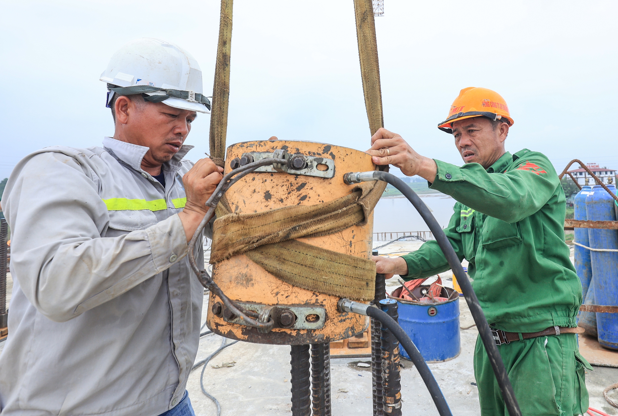 Những nhịp dầm đang vươn ra s&ocirc;ng Hồng, cầu Phong Ch&acirc;u dần th&agrave;nh h&igrave;nh- Ảnh 17.