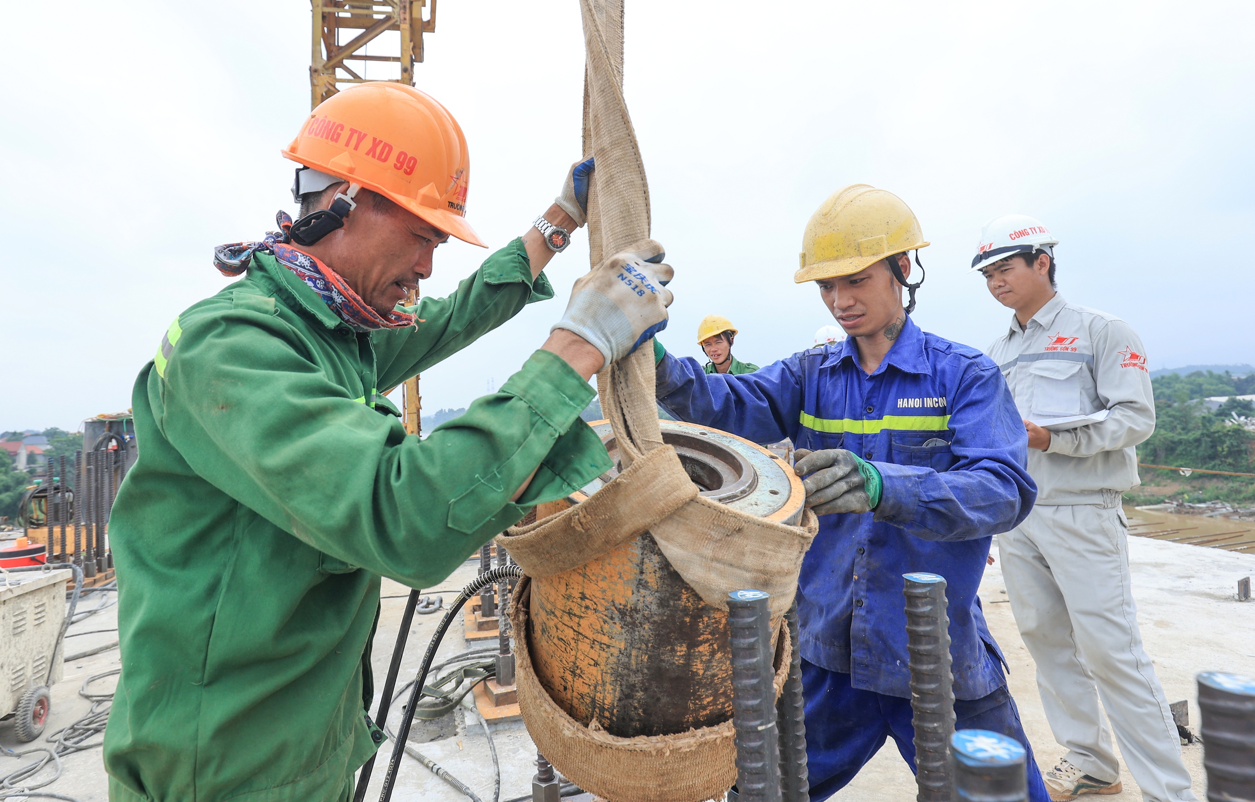 Những nhịp dầm đang vươn ra s&ocirc;ng Hồng, cầu Phong Ch&acirc;u dần th&agrave;nh h&igrave;nh- Ảnh 5.
