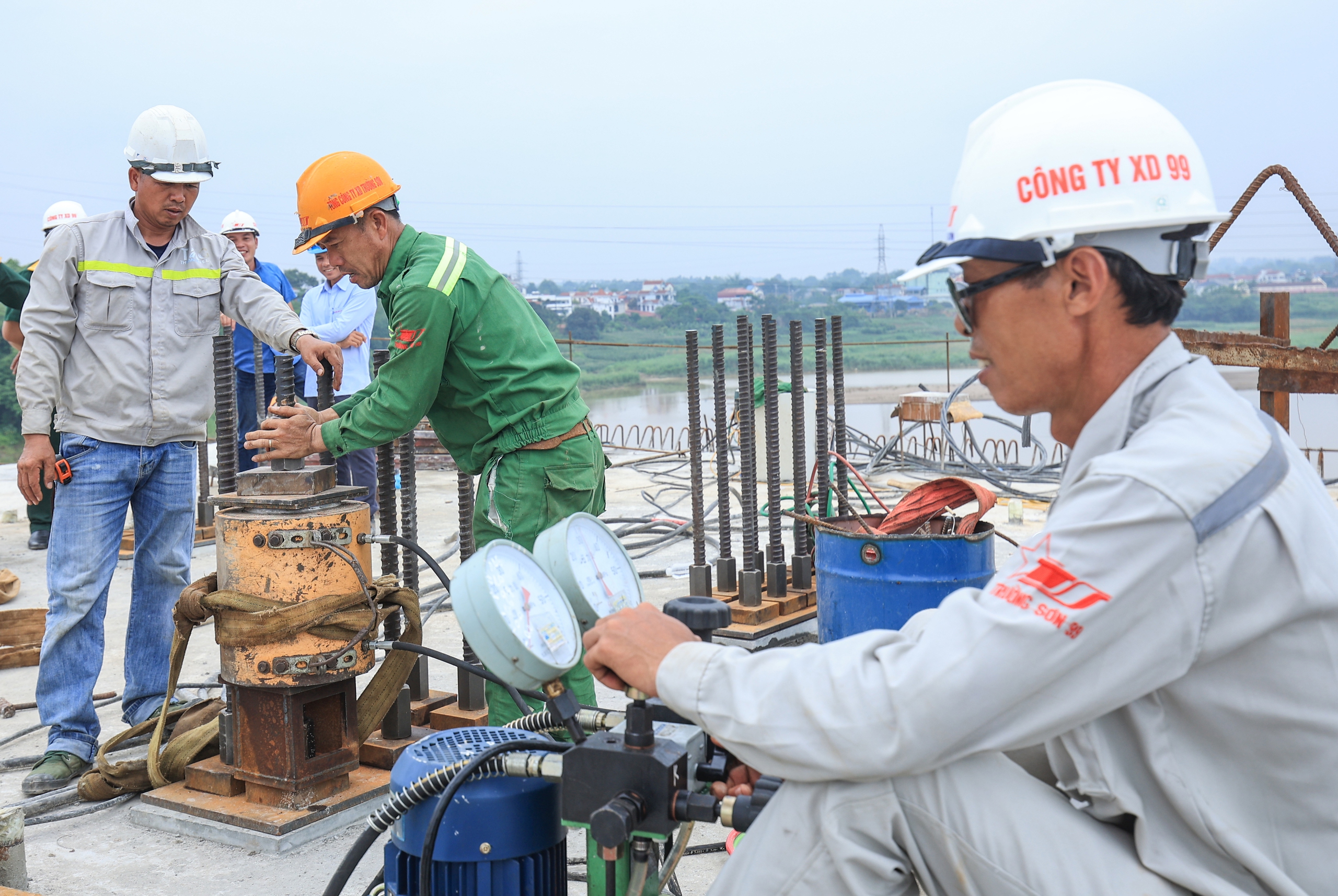 Những nhịp dầm đang vươn ra s&ocirc;ng Hồng, cầu Phong Ch&acirc;u dần th&agrave;nh h&igrave;nh- Ảnh 7.