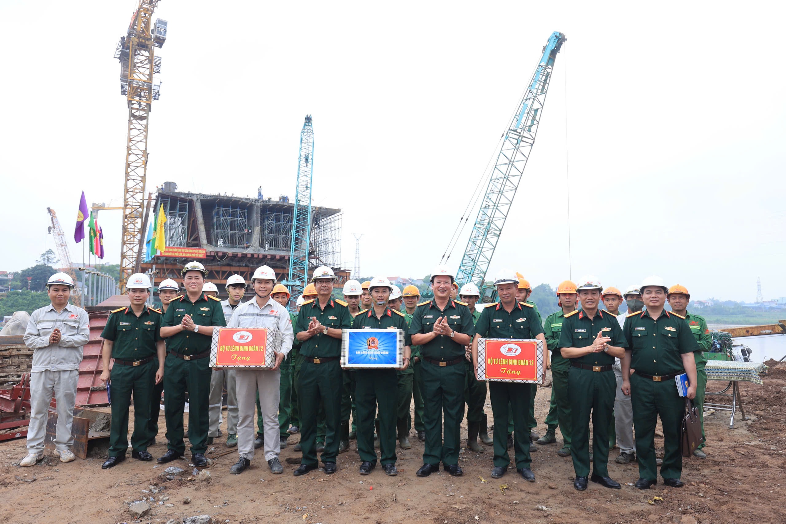 Những nhịp dầm đang vươn ra s&ocirc;ng Hồng, cầu Phong Ch&acirc;u dần th&agrave;nh h&igrave;nh- Ảnh 14.