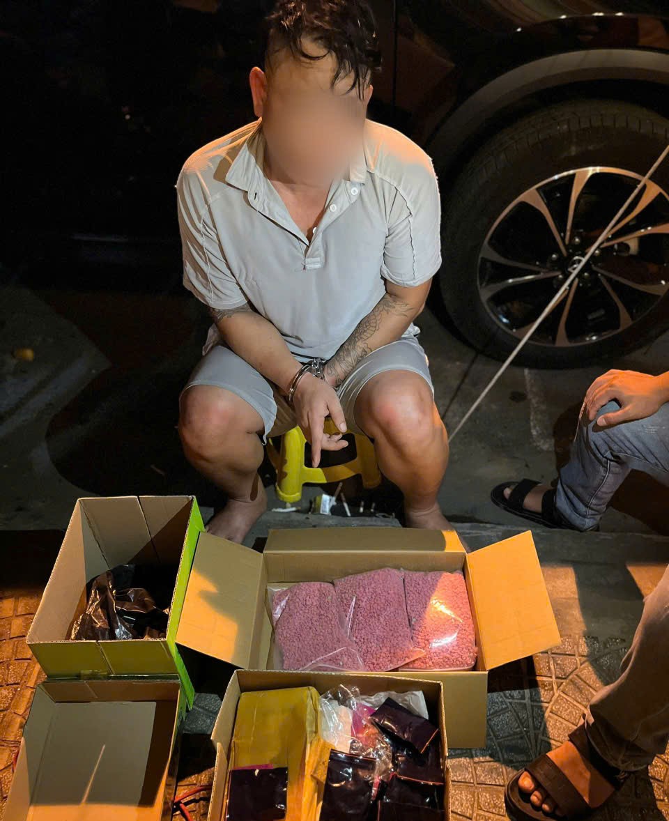 Chồng bị bắt trong vụ vận chuyển 30.000 vi&ecirc;n ma t&uacute;y tại Quảng Trị, vợ ra đầu th&uacute;- Ảnh 2.