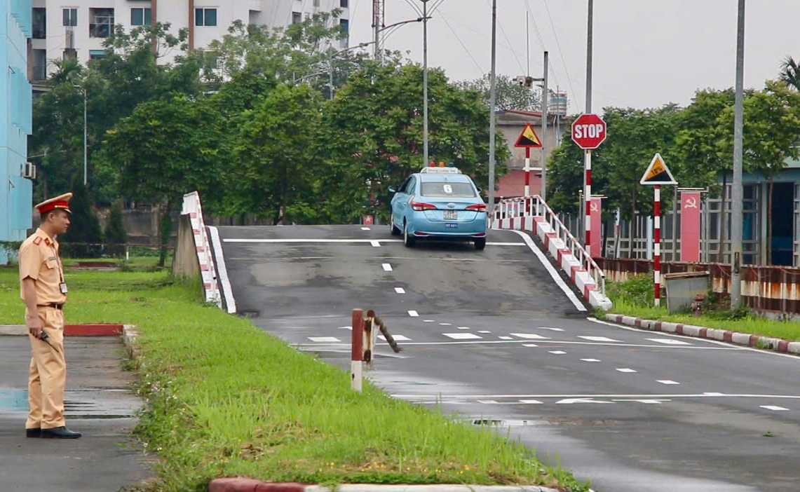 Thái Nguyên: Công an kiểm tra nồng độ cồn học viên trước giờ sát hạch lái xe- Ảnh 5. Thái Nguyên: Công an kiểm tra nồng độ cồn học viên trước giờ sát hạch lái xe- Ảnh 5.