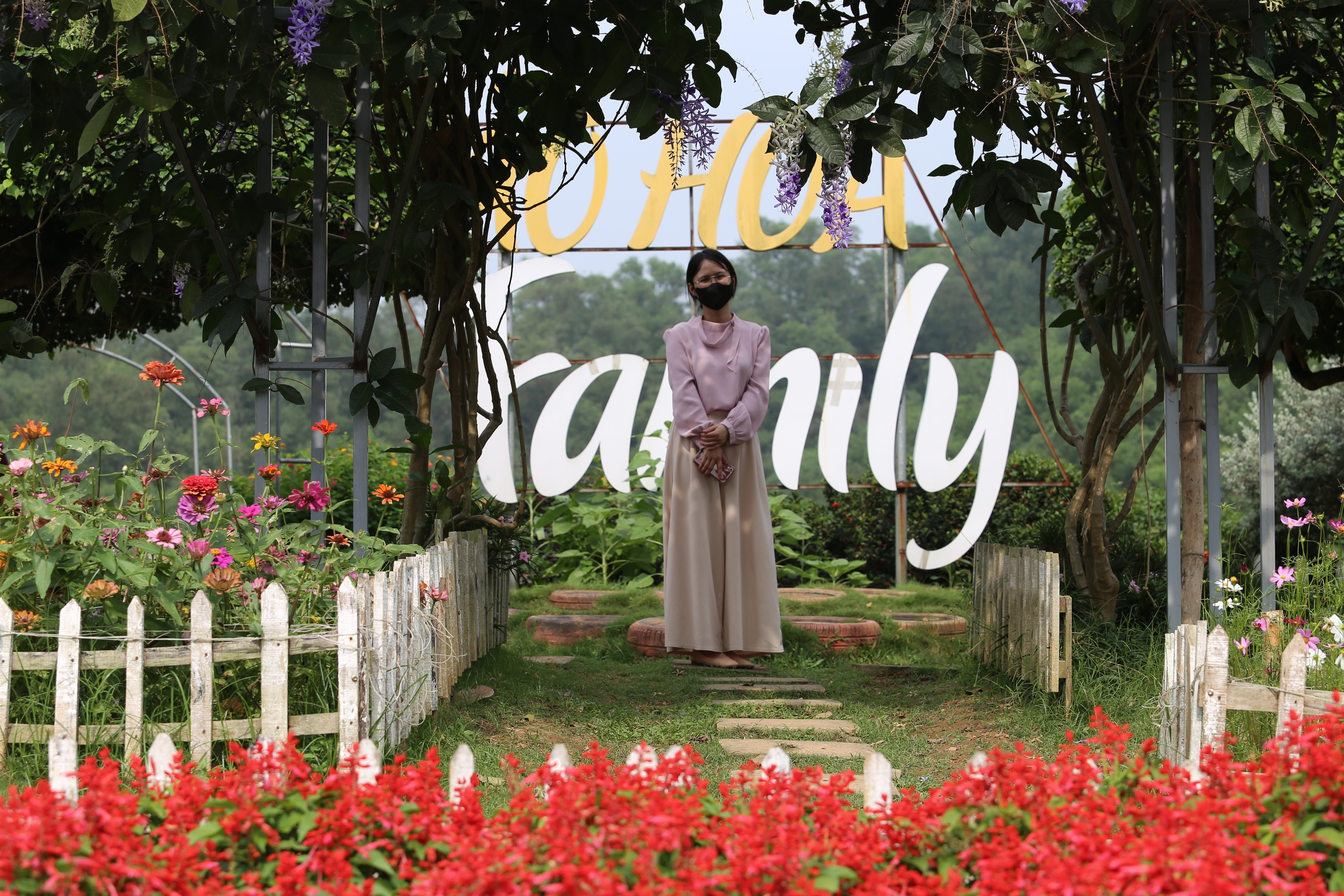 M&ecirc; mẩn đảo hoa mu&ocirc;n sắc giữa l&ograve;ng hồ N&uacute;i Cốc- Ảnh 8.