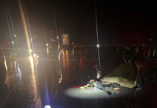 Hải Dương: Hai xe m&aacute;y va chạm ở ch&acirc;n cầu vượt khiến 2 người chết, 1 người trọng thương- Ảnh 1.