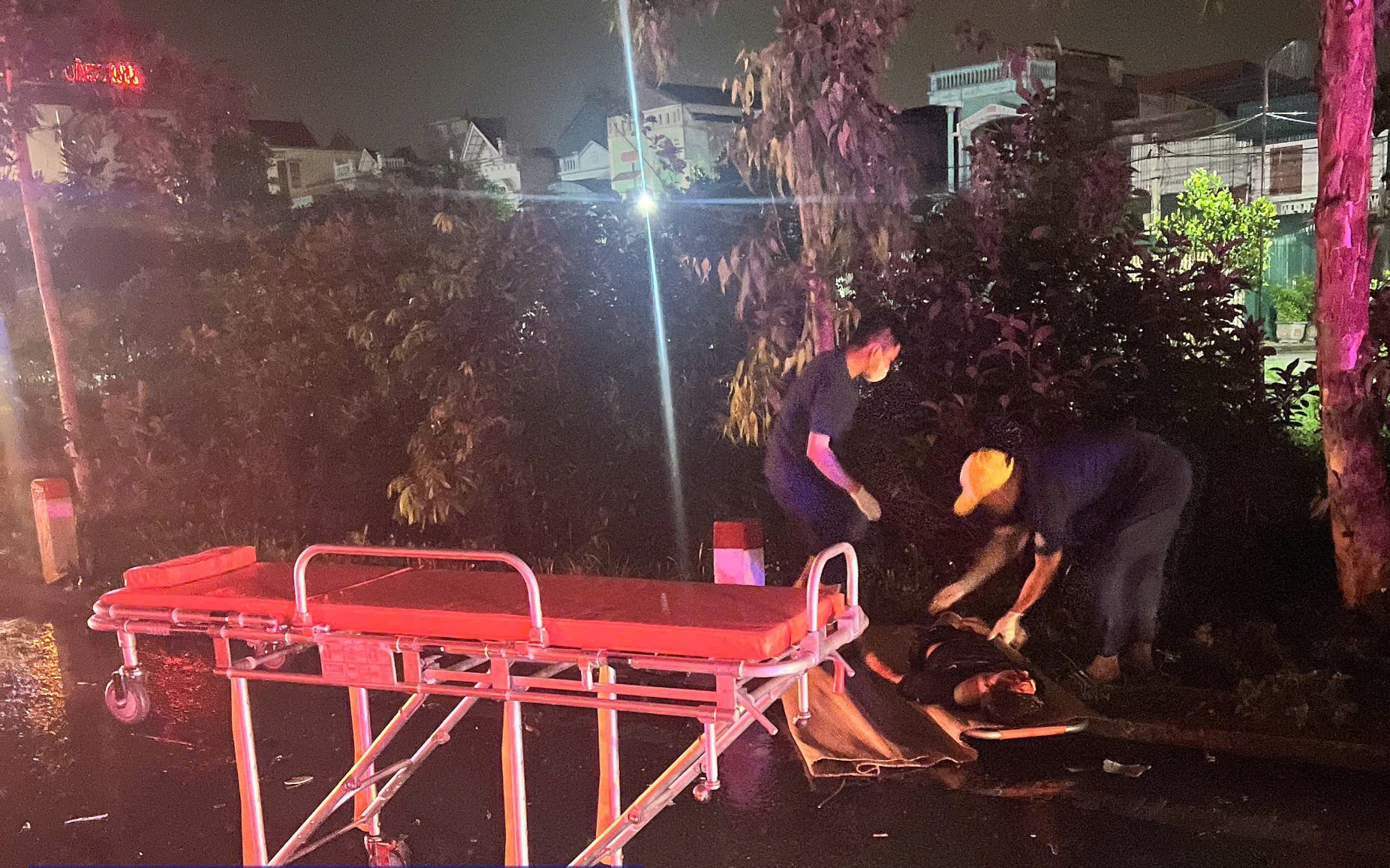 Hải Dương: Hai xe m&aacute;y va chạm ở ch&acirc;n cầu vượt khiến 2 người chết, 1 người trọng thương