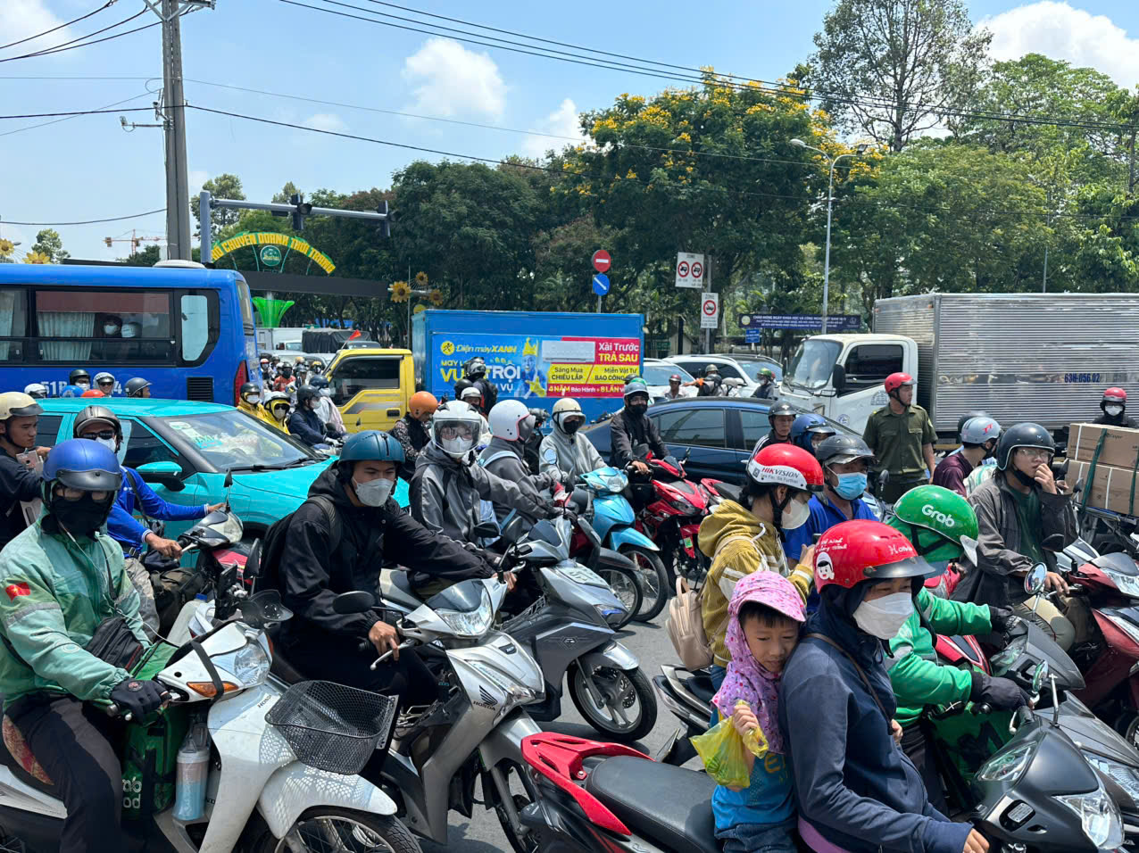 TP.HCM: Ngã tư Thủ Đức kẹt cứng trưa cuối tuần, xe container nối hàng dài nhiều kilomet- Ảnh 2. TP.HCM: Ngã tư Thủ Đức kẹt cứng trưa cuối tuần, xe container nối hàng dài nhiều kilomet- Ảnh 2.