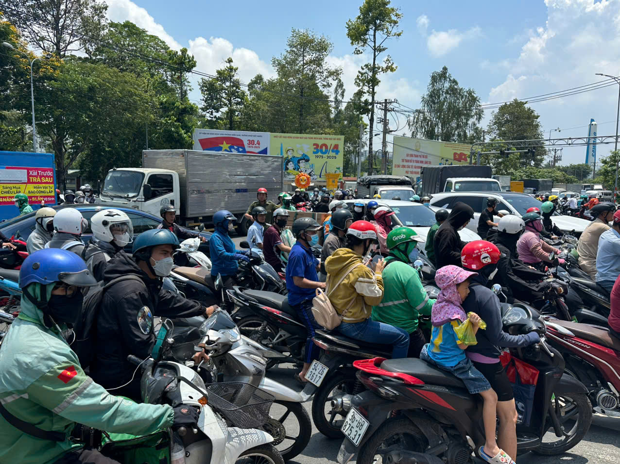 TP.HCM: Ngã tư Thủ Đức kẹt cứng trưa cuối tuần, xe container nối hàng dài nhiều kilomet- Ảnh 3. TP.HCM: Ngã tư Thủ Đức kẹt cứng trưa cuối tuần, xe container nối hàng dài nhiều kilomet- Ảnh 3.