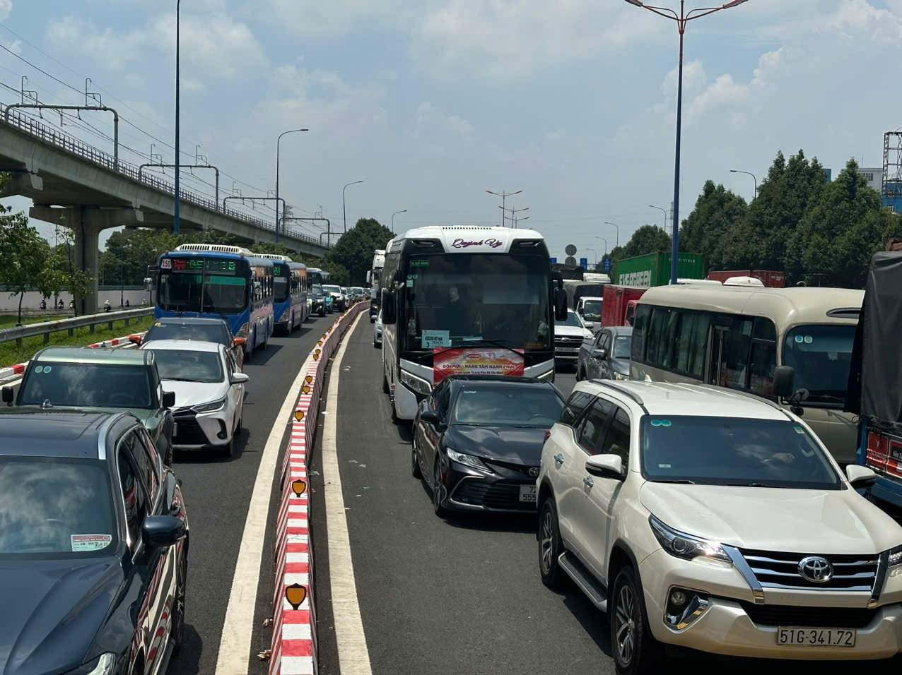 TP.HCM: Ngã tư Thủ Đức kẹt cứng trưa cuối tuần, xe container nối hàng dài nhiều kilomet- Ảnh 5. TP.HCM: Ngã tư Thủ Đức kẹt cứng trưa cuối tuần, xe container nối hàng dài nhiều kilomet- Ảnh 5.