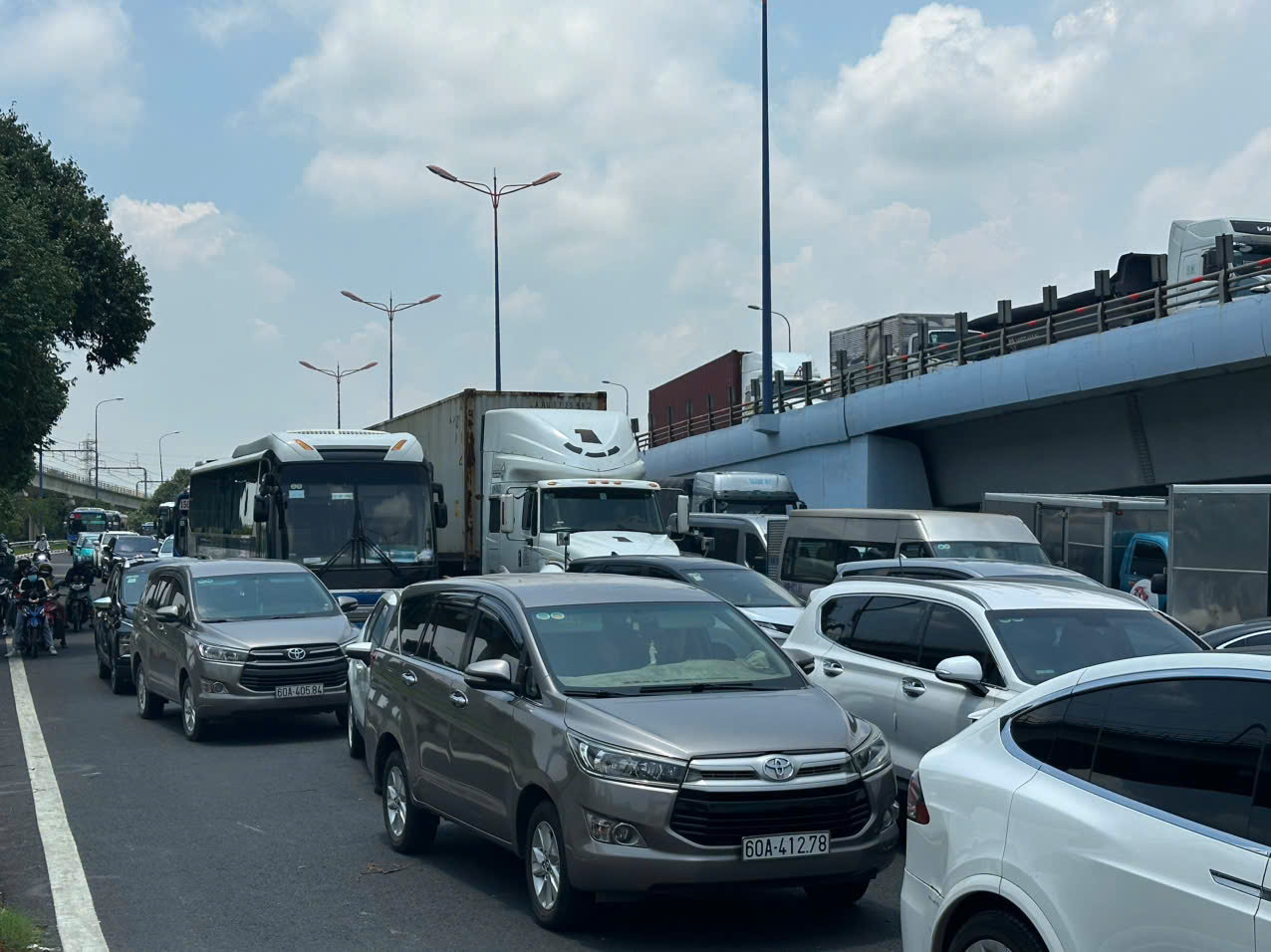 TP.HCM: Ngã tư Thủ Đức kẹt cứng trưa cuối tuần, xe container nối hàng dài nhiều kilomet- Ảnh 6. TP.HCM: Ngã tư Thủ Đức kẹt cứng trưa cuối tuần, xe container nối hàng dài nhiều kilomet- Ảnh 6.