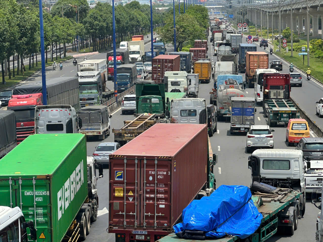 TP.HCM: Ngã tư Thủ Đức kẹt cứng trưa cuối tuần, xe container nối hàng dài nhiều kilomet- Ảnh 9. TP.HCM: Ngã tư Thủ Đức kẹt cứng trưa cuối tuần, xe container nối hàng dài nhiều kilomet- Ảnh 9.