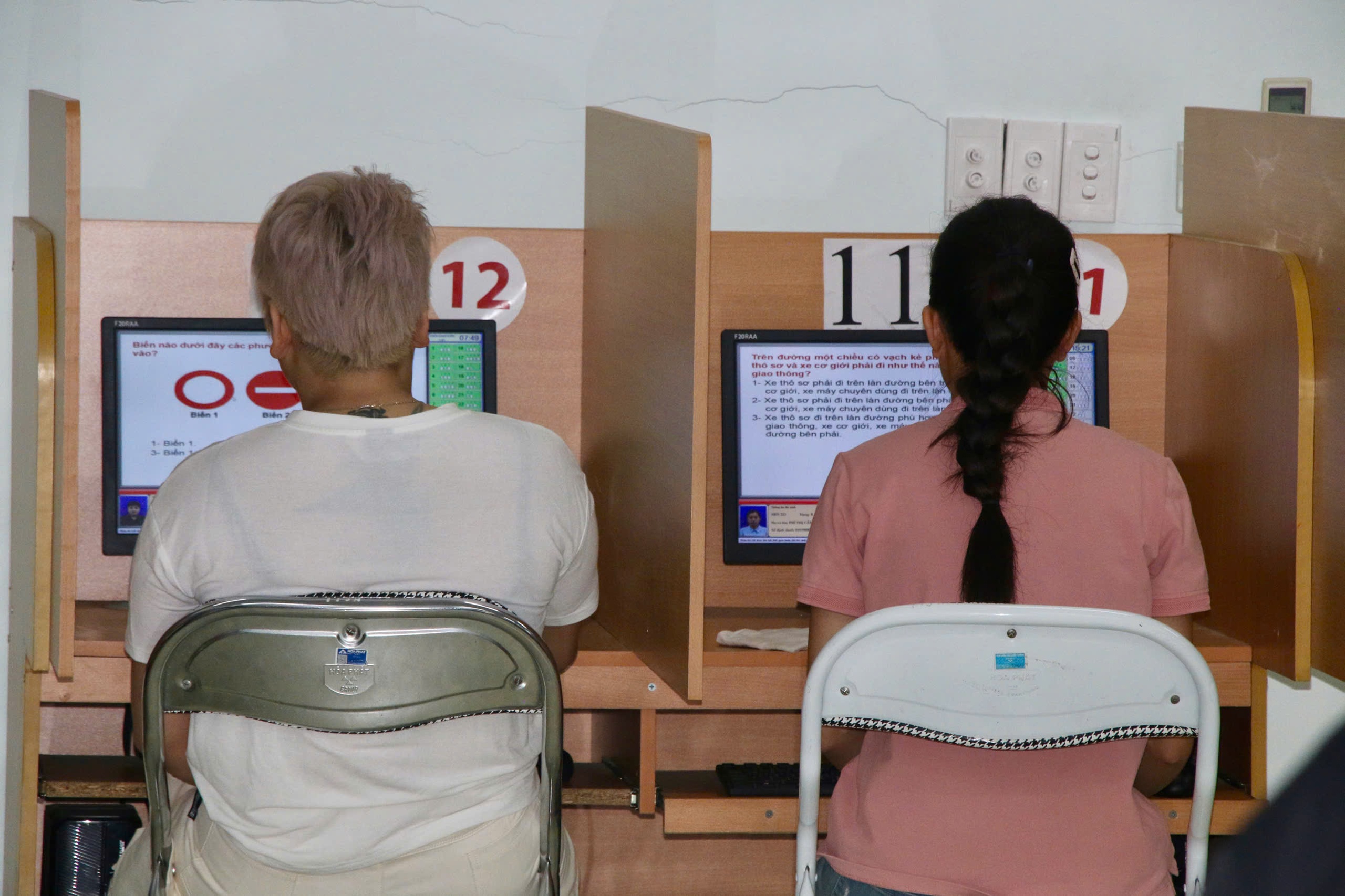 Thái Nguyên: Công an kiểm tra nồng độ cồn học viên trước giờ sát hạch lái xe- Ảnh 4. Thái Nguyên: Công an kiểm tra nồng độ cồn học viên trước giờ sát hạch lái xe- Ảnh 4.