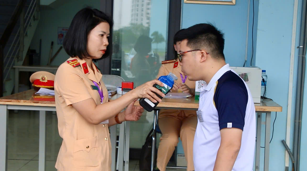Thái Nguyên: Công an kiểm tra nồng độ cồn học viên trước giờ sát hạch lái xe- Ảnh 3. Thái Nguyên: Công an kiểm tra nồng độ cồn học viên trước giờ sát hạch lái xe- Ảnh 3.