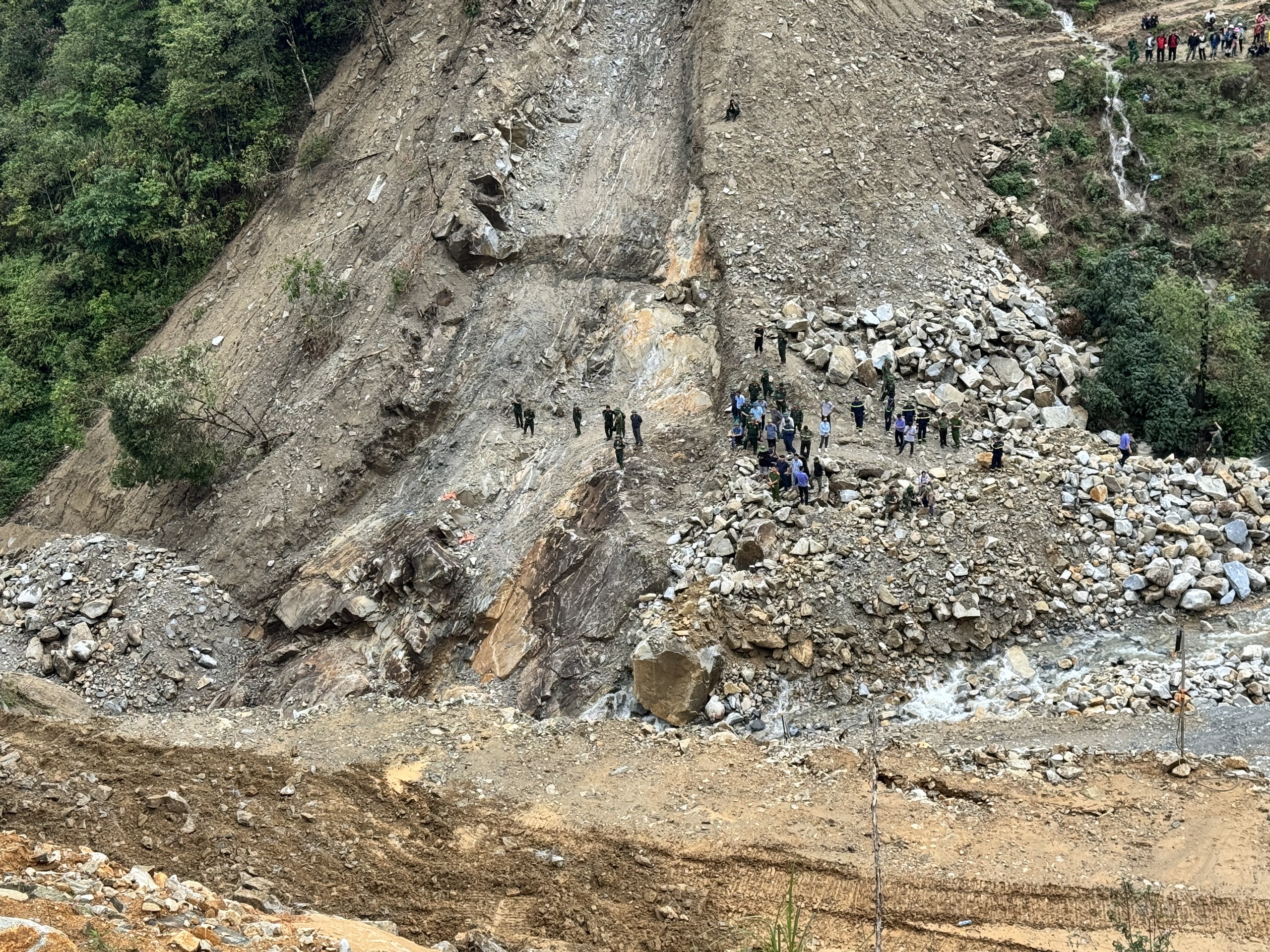 Nạn nhân vụ sạt lở tại công trường thủy điện ở Lai Châu được hỗ trợ ra sao?- Ảnh 2. Nạn nhân vụ sạt lở tại công trường thủy điện ở Lai Châu được hỗ trợ ra sao?- Ảnh 2.